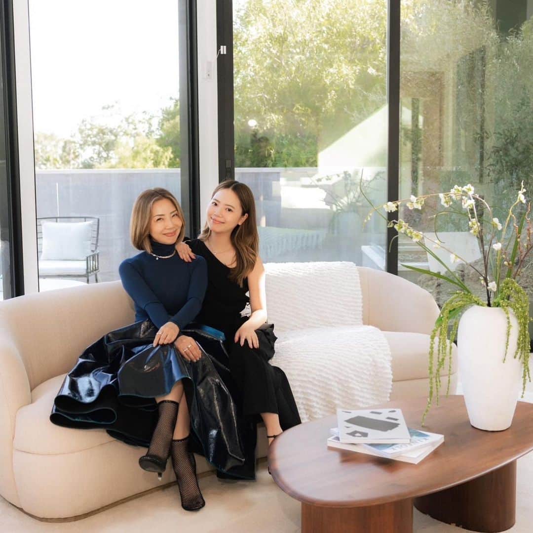のインスタグラム：「まだ未確定だけど、、、  アメリカ🇺🇸でMavieのことが 記事になるかも⁉︎  co-founderの2人の写真が必要で、、、 1枚目、2枚目、3枚目のどれがいいでしょう。  ぜひご意見をください♡ コメント欄までお願いします🙇‍♀️  #母娘  #親子経営  #ジュエリーブランド   @maviejewelry  @maviejapan」