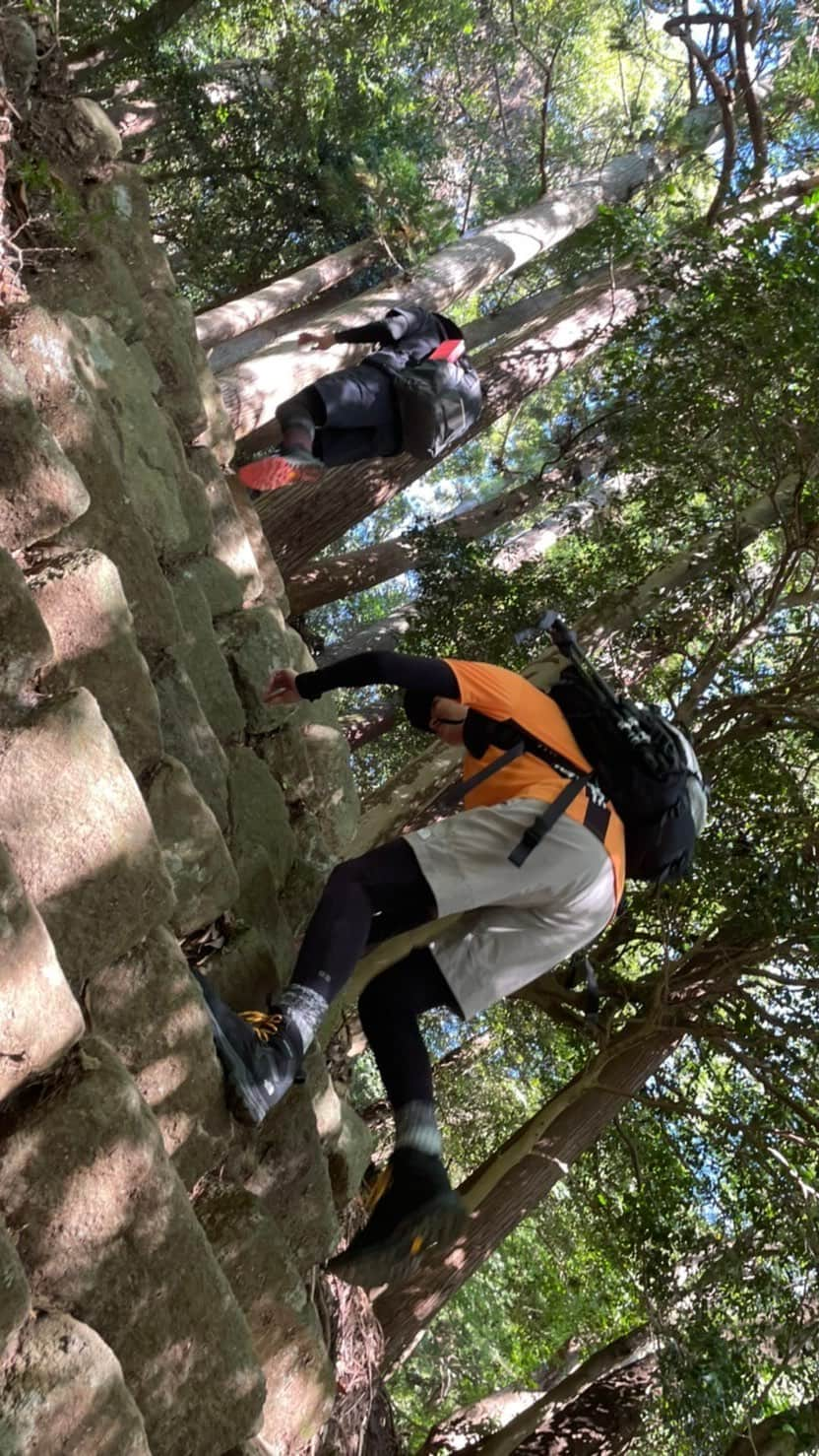 高島豪志のインスタグラム：「今回は大山に登りに行きました！⛰️  ここは最初から階段がめちゃ多くて序盤で結構足やられました！笑 でも山頂には売店もあり、下山後は最高のスイーツが待っていたのでそれを目標として登りきりました！ 途中までケーブルカーがあるので無理せず大山を登りに行ってみてください！  #登山 #登山初心者 #大山 #大山登山 #登山男子 #登山記me #大山グルメ #登山ガイド #japanesemountain #mtooyama #tokyotrip #tokyolifestyle #triptojapan」