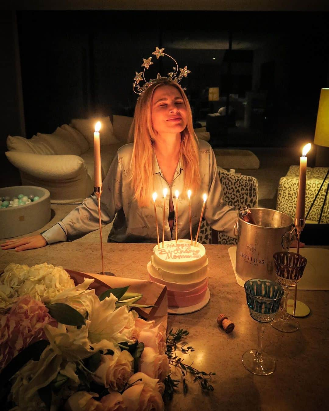 アリッサ・ジュリア・スミスのインスタグラム：「A very postpartum birthday! Cheers to another trip around the sun, good health, deep love and creating life.  #PJparty #bdaygirl ♍️」