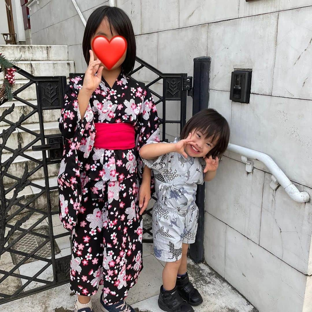 桜田聖子さんのインスタグラム写真 - (桜田聖子Instagram)「こんにちは😊  なんだかんだで、まだまだ暑いですねー💦  コロナやインフルエンザも出てるみたいなので、気をつけなきゃですね🍀  いつも車での移動がほとんどなのですが、ネェネがバスでお出かけしたいー！というので、テルマとネェネと３人でバスでお出かけしてきました🚌  近所のバス停まで歩いて、バスが来るまでの間は、陽射しが強かったので、お花屋さんの前で待たせてもらい😊  バスでは、テルマは1人席に座って、変わる景色を満喫していました🎵 (テルマにとっては、バスもちょっとしたアトラクション気分かな👍🏻)  向かった先はショッピングモール🛍️とりあえず、マックでおやつタイムをして、色々と楽しんだあとは、パパのお迎えで、いつも通り車で帰りました😆笑  夜は、近所で４年ぶりに盆踊り祭りが開催されたので、ネェネも浴衣に着替えてお祭りを楽しんできましたー❣️  コロナ、まだ耳にはするけど、普通の生活がようやく戻ってきたんだなぁと実感🥲  テルマも、沢山の人出にビビりながらも、お祭りの雰囲気を楽しんでいました笑  #downsyndrome #specialneeds #trisomy21 #ダウン症 #ダウン症候群 #トリソミー21 #4歳7ヶ月 #成長記録 #生まれてきてくれてありがとう  #心室中隔欠損症  #男の子ママ  #男の子 #boy #ダウン症ボーイ #trisomy21boy」9月14日 14時54分 - seikosakurada