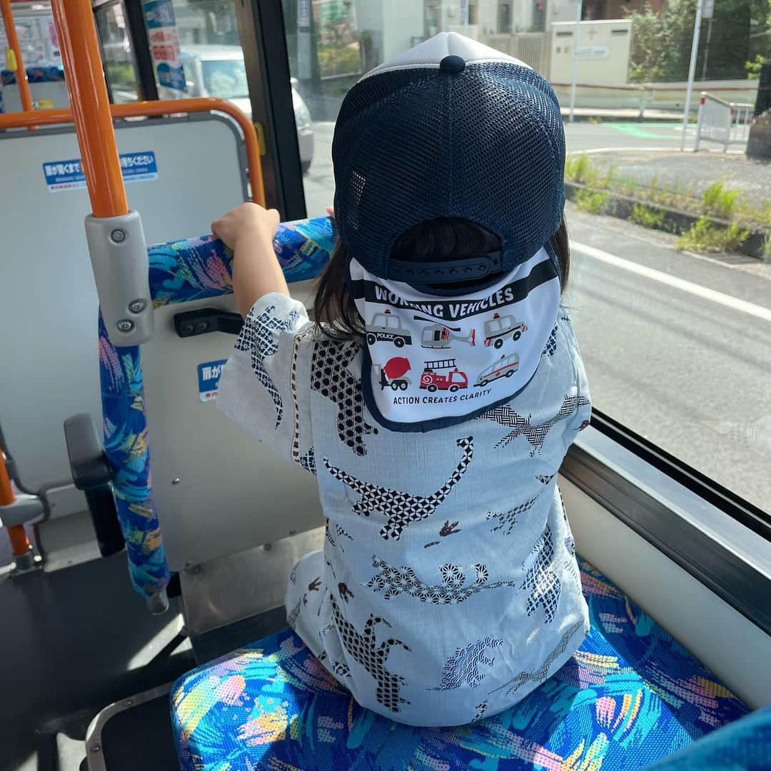 桜田聖子さんのインスタグラム写真 - (桜田聖子Instagram)「こんにちは😊  なんだかんだで、まだまだ暑いですねー💦  コロナやインフルエンザも出てるみたいなので、気をつけなきゃですね🍀  いつも車での移動がほとんどなのですが、ネェネがバスでお出かけしたいー！というので、テルマとネェネと３人でバスでお出かけしてきました🚌  近所のバス停まで歩いて、バスが来るまでの間は、陽射しが強かったので、お花屋さんの前で待たせてもらい😊  バスでは、テルマは1人席に座って、変わる景色を満喫していました🎵 (テルマにとっては、バスもちょっとしたアトラクション気分かな👍🏻)  向かった先はショッピングモール🛍️とりあえず、マックでおやつタイムをして、色々と楽しんだあとは、パパのお迎えで、いつも通り車で帰りました😆笑  夜は、近所で４年ぶりに盆踊り祭りが開催されたので、ネェネも浴衣に着替えてお祭りを楽しんできましたー❣️  コロナ、まだ耳にはするけど、普通の生活がようやく戻ってきたんだなぁと実感🥲  テルマも、沢山の人出にビビりながらも、お祭りの雰囲気を楽しんでいました笑  #downsyndrome #specialneeds #trisomy21 #ダウン症 #ダウン症候群 #トリソミー21 #4歳7ヶ月 #成長記録 #生まれてきてくれてありがとう  #心室中隔欠損症  #男の子ママ  #男の子 #boy #ダウン症ボーイ #trisomy21boy」9月14日 14時54分 - seikosakurada