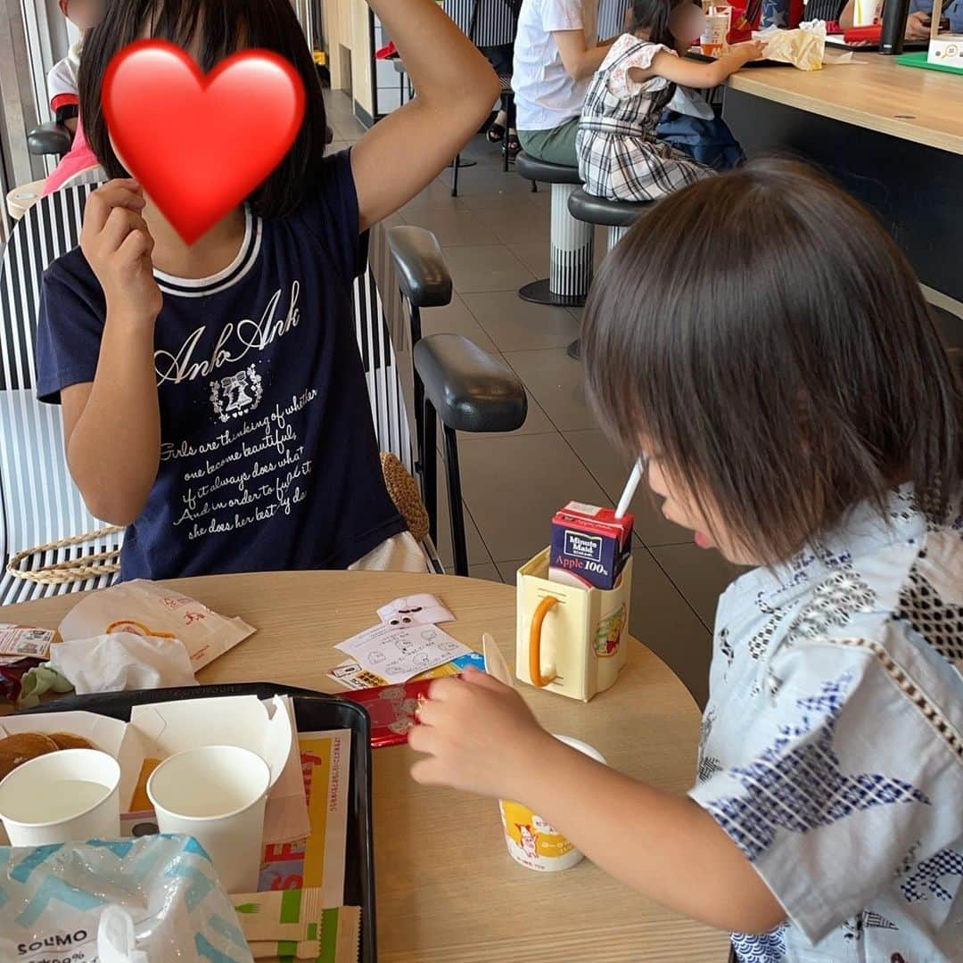 桜田聖子さんのインスタグラム写真 - (桜田聖子Instagram)「こんにちは😊  なんだかんだで、まだまだ暑いですねー💦  コロナやインフルエンザも出てるみたいなので、気をつけなきゃですね🍀  いつも車での移動がほとんどなのですが、ネェネがバスでお出かけしたいー！というので、テルマとネェネと３人でバスでお出かけしてきました🚌  近所のバス停まで歩いて、バスが来るまでの間は、陽射しが強かったので、お花屋さんの前で待たせてもらい😊  バスでは、テルマは1人席に座って、変わる景色を満喫していました🎵 (テルマにとっては、バスもちょっとしたアトラクション気分かな👍🏻)  向かった先はショッピングモール🛍️とりあえず、マックでおやつタイムをして、色々と楽しんだあとは、パパのお迎えで、いつも通り車で帰りました😆笑  夜は、近所で４年ぶりに盆踊り祭りが開催されたので、ネェネも浴衣に着替えてお祭りを楽しんできましたー❣️  コロナ、まだ耳にはするけど、普通の生活がようやく戻ってきたんだなぁと実感🥲  テルマも、沢山の人出にビビりながらも、お祭りの雰囲気を楽しんでいました笑  #downsyndrome #specialneeds #trisomy21 #ダウン症 #ダウン症候群 #トリソミー21 #4歳7ヶ月 #成長記録 #生まれてきてくれてありがとう  #心室中隔欠損症  #男の子ママ  #男の子 #boy #ダウン症ボーイ #trisomy21boy」9月14日 14時54分 - seikosakurada