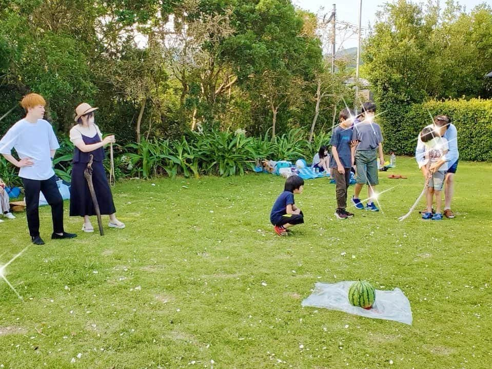 兼田恵さんのインスタグラム写真 - (兼田恵Instagram)「夏の思い出☀️  うみだーーーー！  スイカ割り🍉したのだけど4枚目の割れたスイカを喰らう子供たちが、ゾンビものでよく見る光景に見えて笑ってしまった🤣  ふくちゃん(わんこ)も良い子で一緒に海を走れてたのしかったー✨  そんな大分の海の思い出。  #大分 #大分の海 #海水浴 #スイカ割り #夏休み #夏の思い出」9月14日 14時57分 - earl_megu