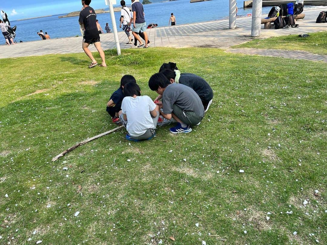 兼田恵さんのインスタグラム写真 - (兼田恵Instagram)「夏の思い出☀️  うみだーーーー！  スイカ割り🍉したのだけど4枚目の割れたスイカを喰らう子供たちが、ゾンビものでよく見る光景に見えて笑ってしまった🤣  ふくちゃん(わんこ)も良い子で一緒に海を走れてたのしかったー✨  そんな大分の海の思い出。  #大分 #大分の海 #海水浴 #スイカ割り #夏休み #夏の思い出」9月14日 14時57分 - earl_megu