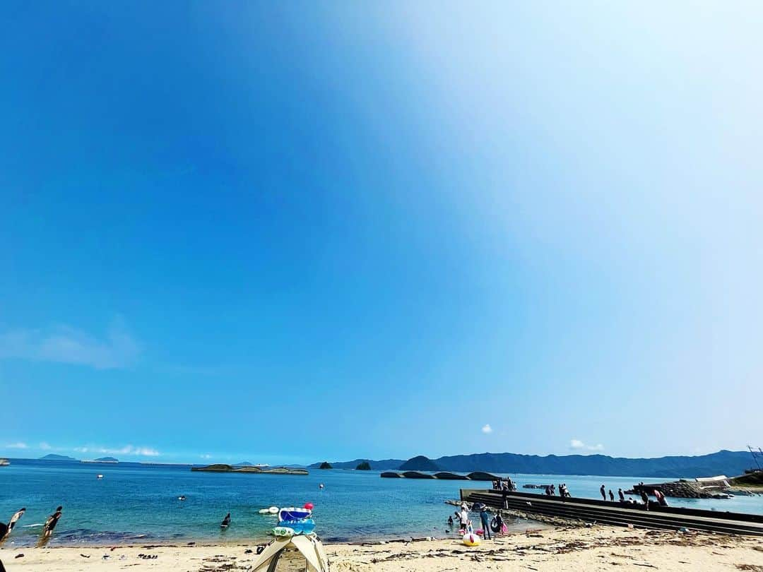 兼田恵のインスタグラム：「夏の思い出☀️  うみだーーーー！  スイカ割り🍉したのだけど4枚目の割れたスイカを喰らう子供たちが、ゾンビものでよく見る光景に見えて笑ってしまった🤣  ふくちゃん(わんこ)も良い子で一緒に海を走れてたのしかったー✨  そんな大分の海の思い出。  #大分 #大分の海 #海水浴 #スイカ割り #夏休み #夏の思い出」