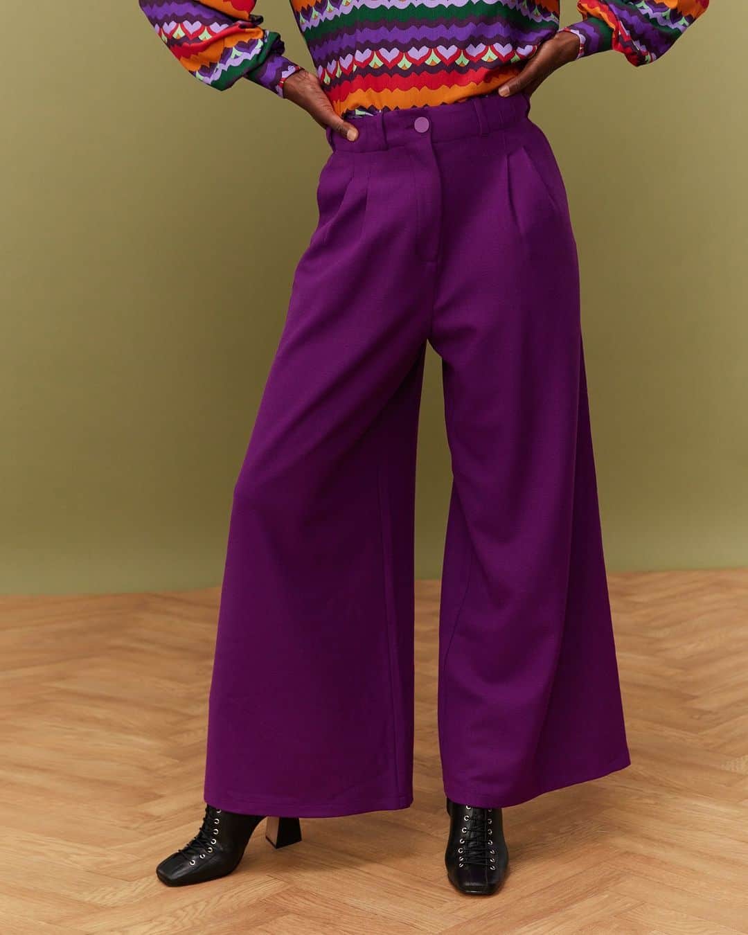 lisa gachetさんのインスタグラム写真 - (lisa gachetInstagram)「Harya, notre pantalon superstar, se teinte de violet vibrant pour célébrer l’arrivée de l’automne.  Avec sa jambe large esprit palazzo et sa taille haute, Harya allonge la silhouette. Disponible du 34 au 52 sur makemylemonade.com et en boutique.  🍋#makemylemonade #madeineurope」9月14日 15時00分 - makemylemonade