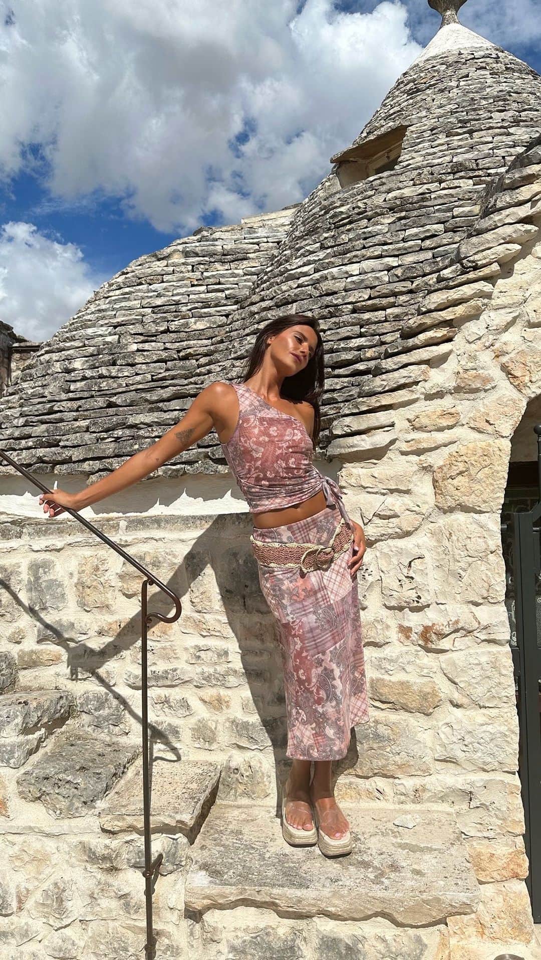 tiger Mistのインスタグラム：「𝓝𝓔𝓦 Villa Rosa; shop the Rosas Top + Skirt.」