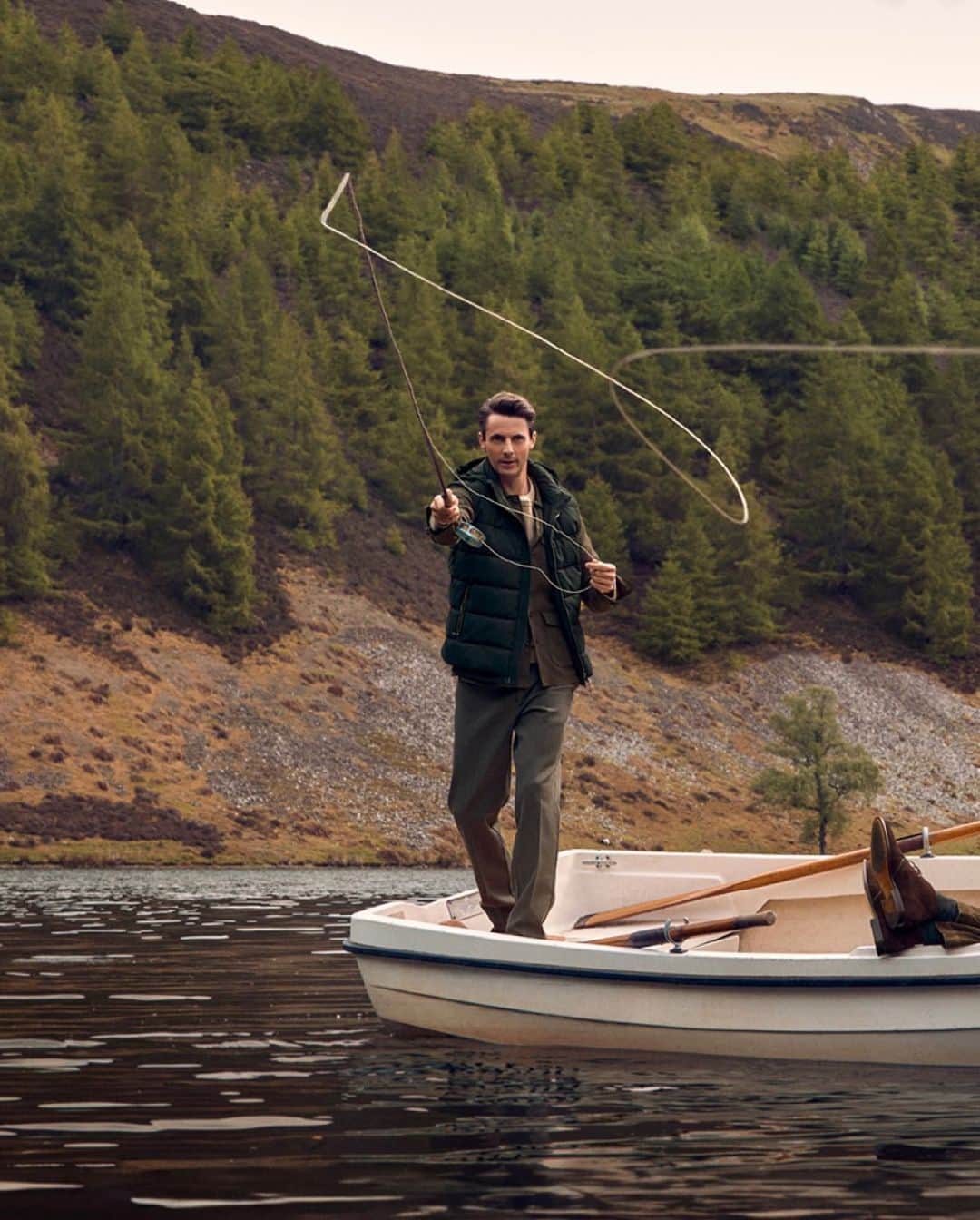 ハケットのインスタグラム：「Venture into the wild. Prepare to be captivated as we take you on an adventure into the untamed beauty of the Highlands.  #HackettLondon #HowToHackett  Photographer: @charliegraystudio  Creative Agency: @dentsucreative.es  Make-up: @petransellge  Stylist: David Bradshaw」