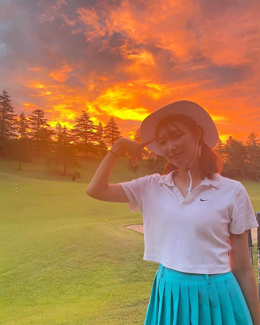 新田ゆうのインスタグラム：「結構前のゴルフ 早朝ゴルフは涼しくて好き 朝焼けがすごい綺麗だったのでパシャリ。  少しずつ上手くなっていると思います。笑笑  とりあえず、ジョーダン好きなのでジョーダンゴルフのシューズGETできたの嬉しい✌️」