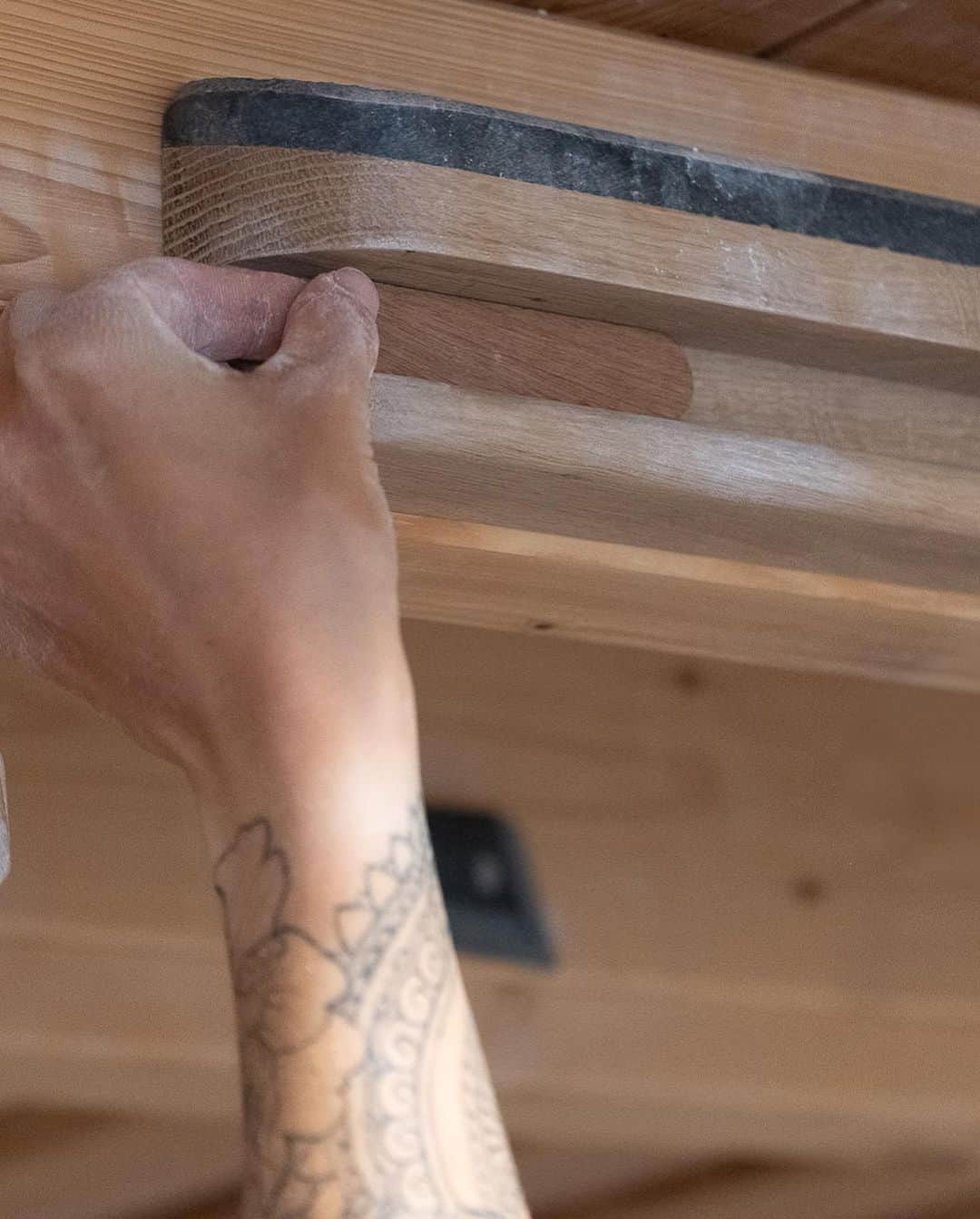 カロリーネ・ジンフーバーさんのインスタグラム写真 - (カロリーネ・ジンフーバーInstagram)「hang in there - with style 💅🏻  the beautiful STOAKBOARD II upgrades every appartment 🤩 big granite crimp, and easy adjustable wooden crimps 👉🏻 is there more you need? @natureclimbing   📷 @fabian.leu   #climbing #training #board #hangboard #klettern #tattoo #trainieren #getstrong #iloooveit」9月14日 15時05分 - karo_sinnhuber