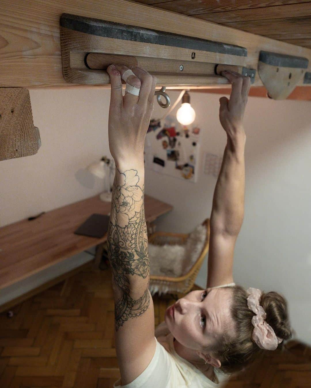 カロリーネ・ジンフーバーさんのインスタグラム写真 - (カロリーネ・ジンフーバーInstagram)「hang in there - with style 💅🏻  the beautiful STOAKBOARD II upgrades every appartment 🤩 big granite crimp, and easy adjustable wooden crimps 👉🏻 is there more you need? @natureclimbing   📷 @fabian.leu   #climbing #training #board #hangboard #klettern #tattoo #trainieren #getstrong #iloooveit」9月14日 15時05分 - karo_sinnhuber