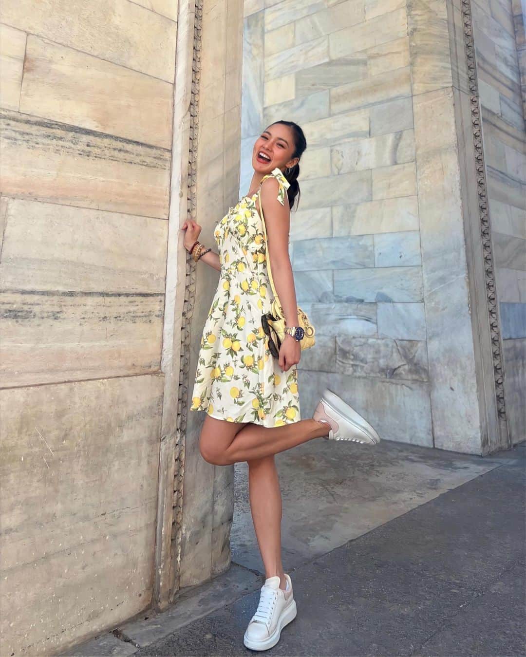 Kim Chiuのインスタグラム：「𝐖𝐡𝐞𝐧 𝐥𝐢𝐟𝐞 𝐠𝐢𝐯𝐞𝐬 𝐲𝐨𝐮 𝐥𝐞𝐦𝐨𝐧𝐬, 𝐦𝐚𝐤𝐞 𝐨𝐫𝐚𝐧𝐠𝐞 𝐣𝐮𝐢𝐜𝐞 𝐚𝐧𝐝 𝐥𝐞𝐚𝐯𝐞 𝐭𝐡𝐞 𝐰𝐨𝐫𝐥𝐝 𝐰𝐨𝐧𝐝𝐞𝐫𝐢𝐧𝐠 𝐡𝐨𝐰 𝐲𝐨𝐮 𝐝𝐢𝐝 𝐢𝐭."🍋😉✨🍊  #CHIUrista #ootdsksyc #ootd 🇮🇹」