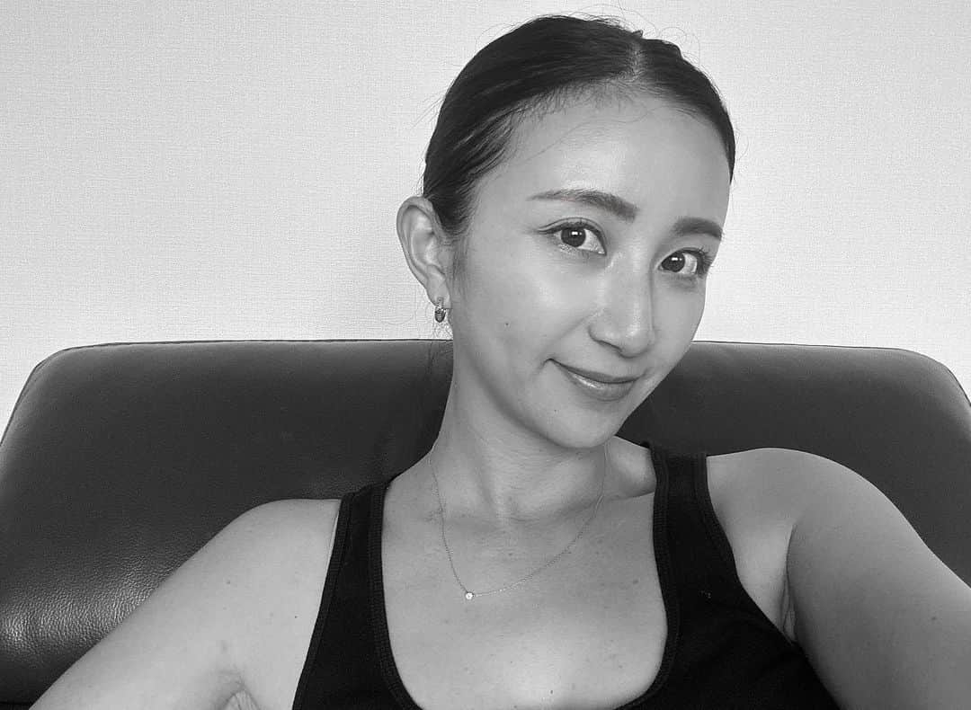河中あいのインスタグラム：「この夏、改めてわかったのは UNIQLOのオールインワン 1着 ワンピ 1着 デニム1着 タンク1〜2着 これさえあれば十分だということ🌻 (そもそも私がオシャレ下手なのでシンプルなものしか合わせ方を知らない🫣🫣) あとは特別な日に着たいワンピース♡ クローゼットも最小限にしてストレスフリーにしたいものです♡  #クローゼット整理」