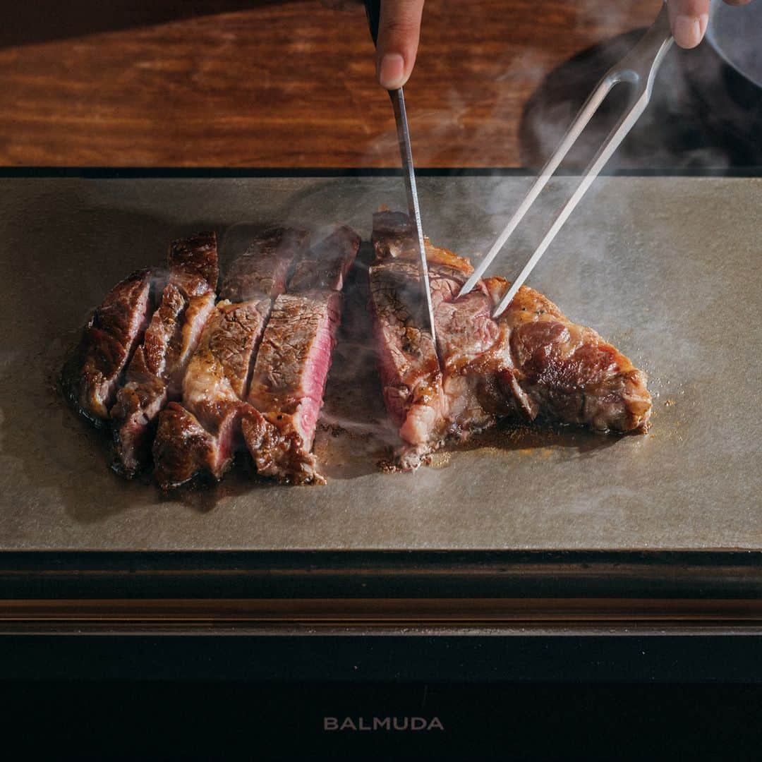 BALMUDA (バルミューダ) さんのインスタグラム写真 - (BALMUDA (バルミューダ) Instagram)「【新登場】ライブキッチンのおいしさと楽しさを実現するホットプレート「BALMUDA The Plate Pro」 . 革新的なホットプレートの登場です。 BALMUDA The Plate Proは、6.6㎜厚の3層クラッドプレートと正確な温度制御により、さまざまな料理をプロの味わいに焼きあげます。絶妙な焼き加減のステーキや、本場のお好み焼き、憧れのクレープまで。バルミューダだけのライブキッチン体験をお届けします。 . . 本日9月14日（木）より、バルミューダオンラインストア・BALMUDA The Store Aoyamaをはじめとするブランドショップ各店舗、主要家電量販店などバルミューダ製品正規販売店にて予約受付を開始します。10月12日（木）より順次販売予定です。 . ＼予約期間限定！サーロインステーキをプレゼント／ BALMUDA The Plate Proの発表を記念して、バルミューダオンラインストアおよびBALMUDA The Store Aoyamaにて、BALMUDA The Plate Proを予約していただいたお客様から抽選で200名の方に、栃木県・前田牧場 赤身サーロインステーキ 200g（2~3人前）が当たるキャンペーンを実施しています。10月11日（水）までの期間限定。詳しくは、プロフィール画面のハイライト「キャンペーン」をご覧ください。 . . #BALMUDAThePlatePro #バルミューダザプレートプロ #ホットプレート #バルミューダの新製品 #ライブキッチン #BALMUDA #バルミューダ」9月14日 15時09分 - balmuda