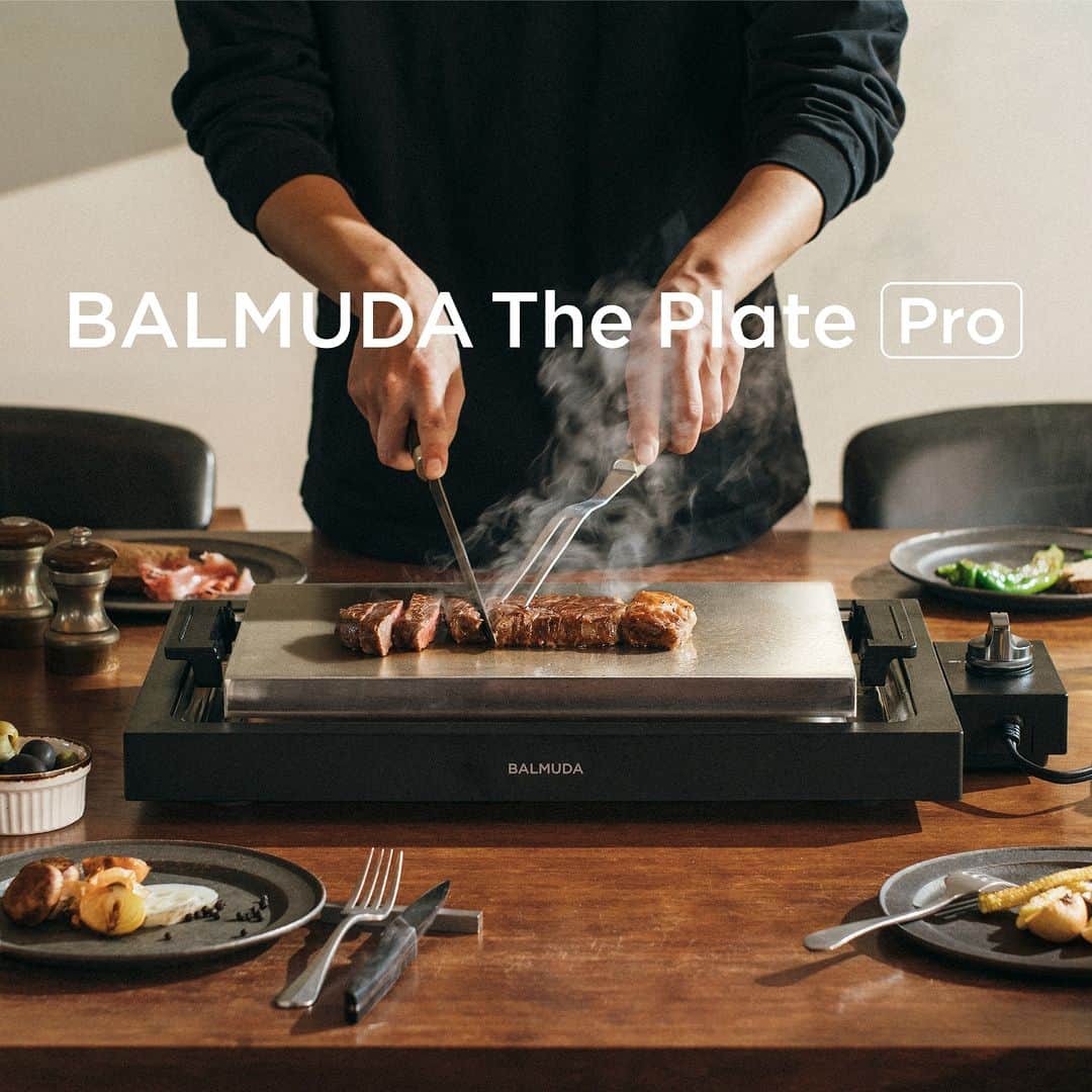 BALMUDA (バルミューダ) のインスタグラム：「【新登場】ライブキッチンのおいしさと楽しさを実現するホットプレート「BALMUDA The Plate Pro」 . 革新的なホットプレートの登場です。 BALMUDA The Plate Proは、6.6㎜厚の3層クラッドプレートと正確な温度制御により、さまざまな料理をプロの味わいに焼きあげます。絶妙な焼き加減のステーキや、本場のお好み焼き、憧れのクレープまで。バルミューダだけのライブキッチン体験をお届けします。 . . 本日9月14日（木）より、バルミューダオンラインストア・BALMUDA The Store Aoyamaをはじめとするブランドショップ各店舗、主要家電量販店などバルミューダ製品正規販売店にて予約受付を開始します。10月12日（木）より順次販売予定です。 . ＼予約期間限定！サーロインステーキをプレゼント／ BALMUDA The Plate Proの発表を記念して、バルミューダオンラインストアおよびBALMUDA The Store Aoyamaにて、BALMUDA The Plate Proを予約していただいたお客様から抽選で200名の方に、栃木県・前田牧場 赤身サーロインステーキ 200g（2~3人前）が当たるキャンペーンを実施しています。10月11日（水）までの期間限定。詳しくは、プロフィール画面のハイライト「キャンペーン」をご覧ください。 . . #BALMUDAThePlatePro #バルミューダザプレートプロ #ホットプレート #バルミューダの新製品 #ライブキッチン #BALMUDA #バルミューダ」