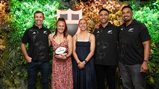 サラ・ゴスのインスタグラム：「An amazing weekend with @tudorwatch at the @rugbyworldcup opener   Appreciate the dress @maggiemarilyn ☺️   #surealweekend #france2023」