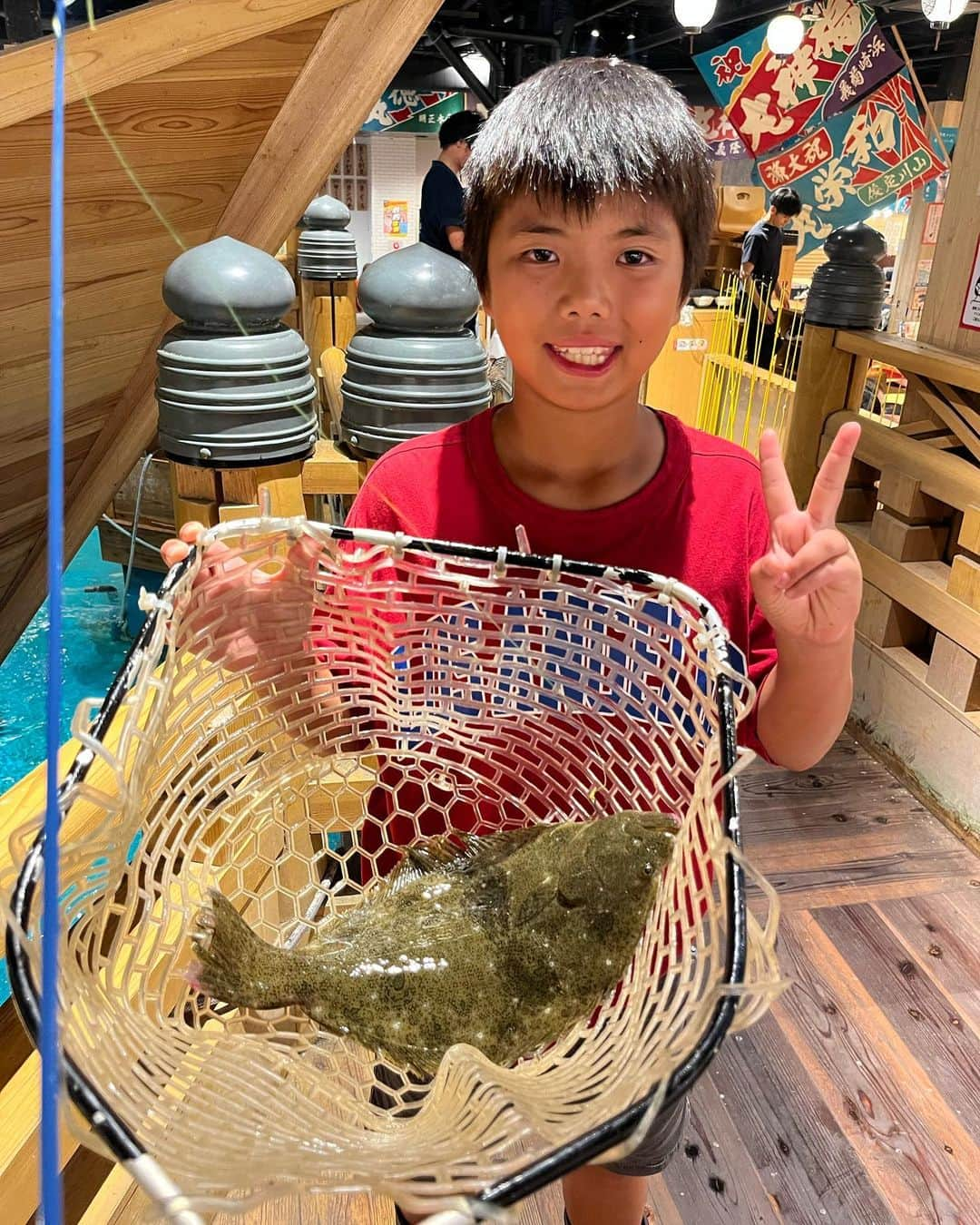 大西宏明のインスタグラム：「#息子リクエスト  毎年恒例となりつつあるお店へ🎣🐟 誕生日の週は息子くんに行きたい店を聞くと「自分で釣った魚食べれるとこ」 との事で✨  今年も新世界にある「つり吉」さんへ‼️  平目に鯛に鯵と釣って楽しんで^_^  食べる量が増えたのか⁉️ 物価高の余波なのか⁉️ 会計🧾が数年前と比べると2.5倍になった事に子供の成長を感じつつ…… これがまた倍の量！食べるんやろなっ😳って事に恐怖を感じてます😂  将之助！10歳‼️ おめでとう🎉  #お誕生日おめでとう #祝10歳 #息子 #将之助 #野球好き #少年野球 #バースデーディナー #新世界 #海鮮居酒屋 #野球好きな人と繋がりたい  #近鉄バファローズ #オリックスバファローズ  #横浜denaベイスターズ  #福岡ソフトバンクホークス  #smile #ほなっ！！」