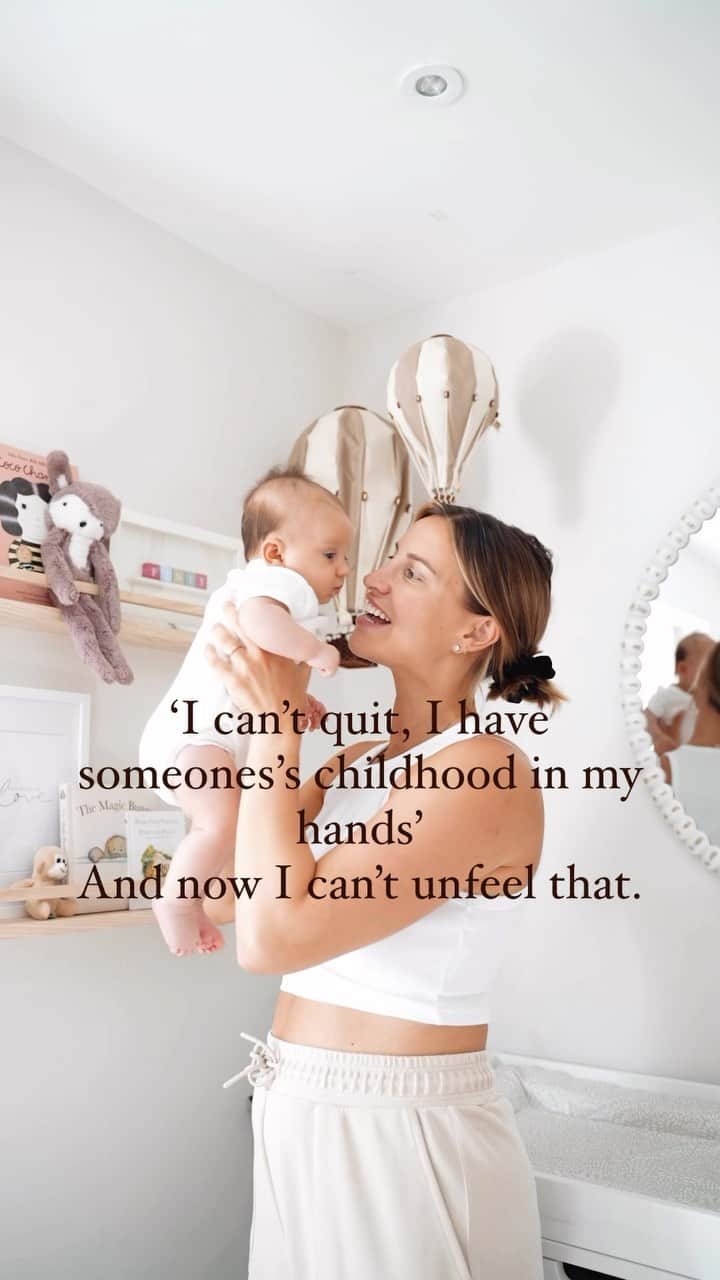 ファーン・マッキャンのインスタグラム：「The other day I saw a post that said..  ‘I can’t quit, I have someone’s childhood in my hands’  And now I can’t unfeel that.  #parenting #morherhood #mummy #mummdaughter #baby #newborn #love」