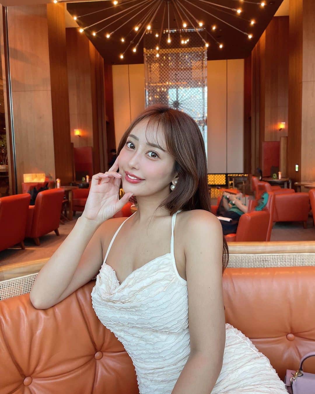 のインスタグラム：「何枚目派ですか？🌛🤍  赤リップもたまに塗るとありかも💄」