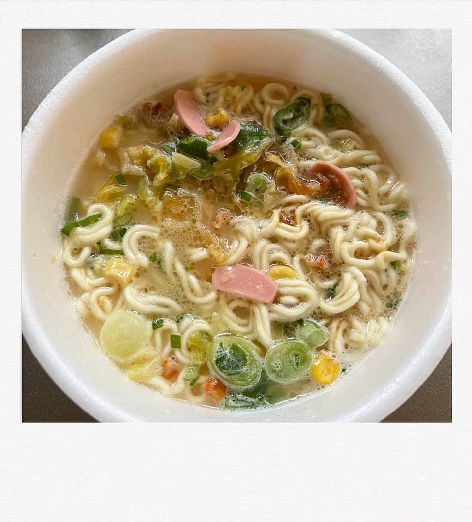 かせきさいだぁのインスタグラム：「本日の質素亭、頂きモノ『味のマルタイ 長崎ちゃんぽん』❤️カップ麺でもマルタイは美味しい〜😋 #質素亭 #しっそ亭」