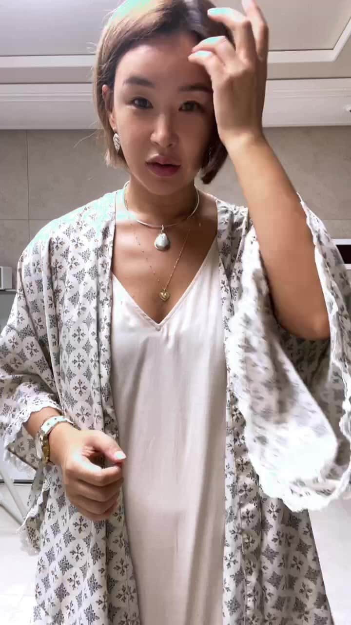 ペ・ユンジョンのインスタグラム：「로브 입어보기~^^ 진짜 어떻게입냐에따라 분위기가 진짜달라요😍👍」