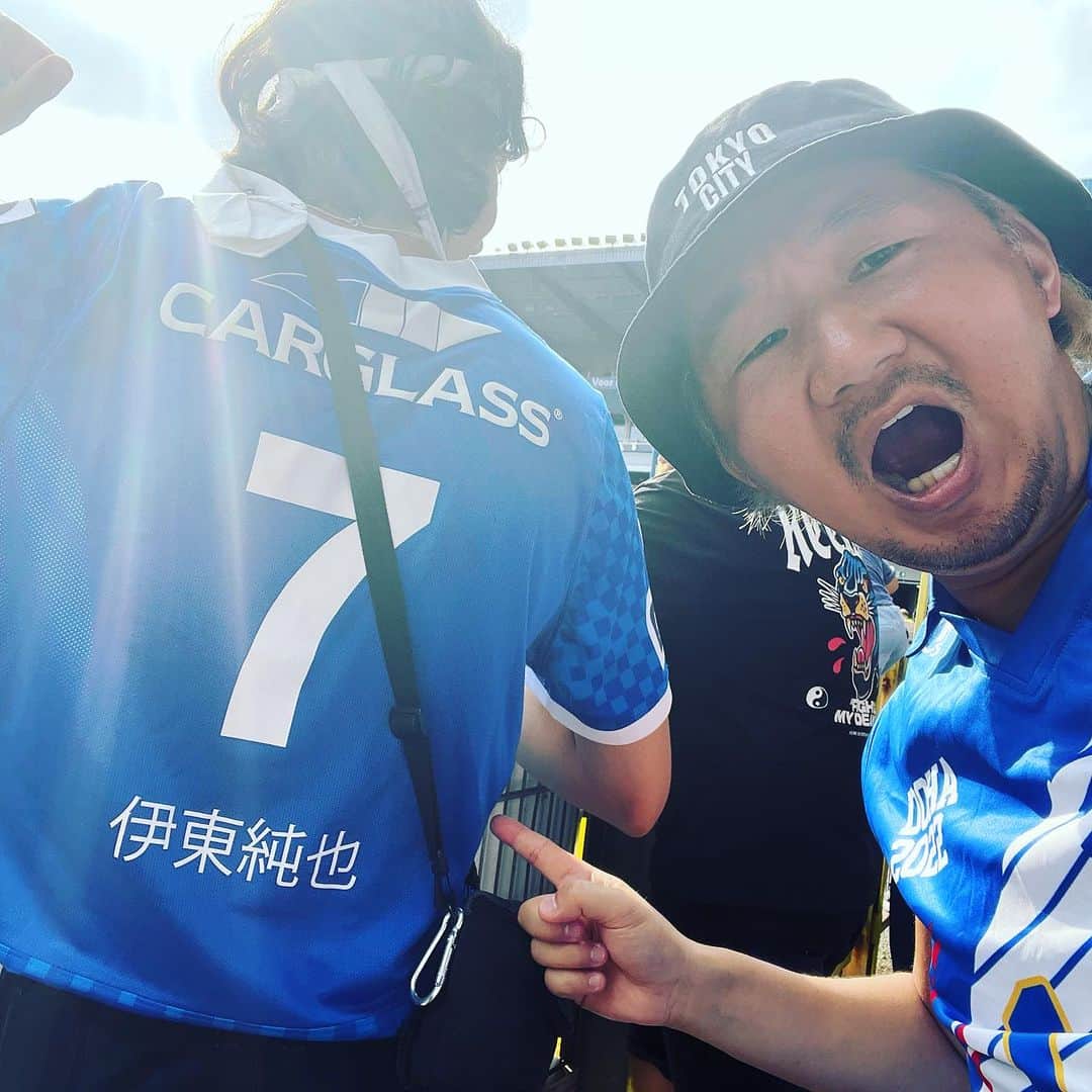 植田朝日のインスタグラム：「🇯🇵🇯🇵🇯🇵  ヨーロッパでのドイツ戦、トルコ戦、おもろかったね！  こっちでこの国々に圧勝するなんでヤバくない！？  ドイツがフランスに勝ったもんだから、FIFAランキングとかもバカ上がりしそうな予感？？  にしても伊東純也はスーパーだったわ！笑  #サッカー日本代表 #日本代表 #サッカー旅 #朝日旅 #FooTravelleR #ヨーロッパ旅」