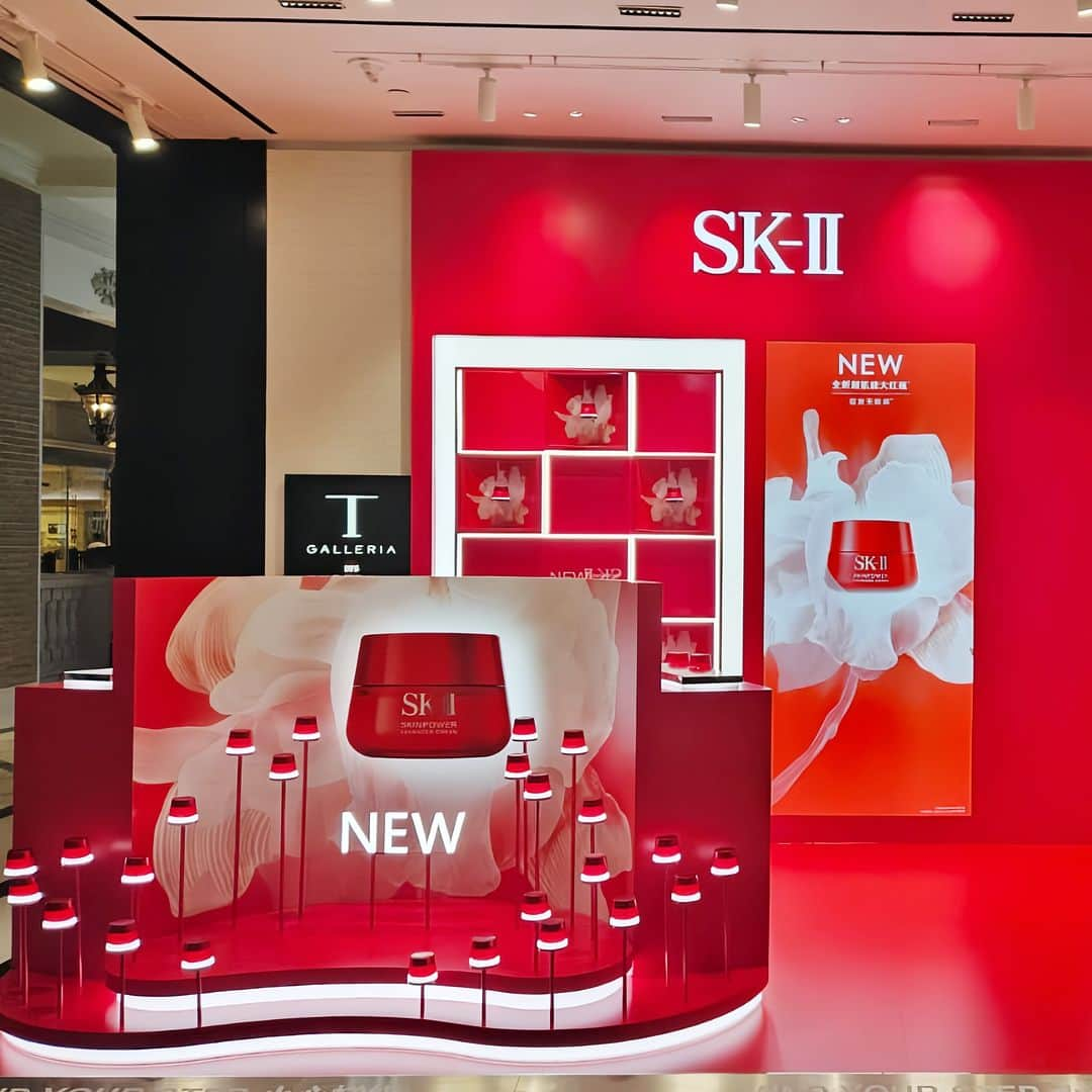 DFS & T Galleriaのインスタグラム：「Introducing the new SK-II SKINPOWER Advanced. Acting like a Seed of Youth, this new formulation targets the Aging Trigger Factor to stimulate skin regeneration for 10 years younger looking skin - firm, radiant, everblooming skin.  Discover your skin's age with SK-II's Mini Magic Scan and receive personalized skincare counselling at DFS Londoner.  @skii #DFSOfficial  #DFSxSKII #DFSSkincare」