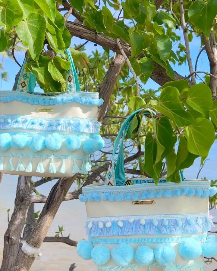 Moco Lima Hawaiiのインスタグラム：「ポンポントート アイスブルー  涼しげな色合いのトート🩵  主張しすぎない優しいカラーでお洋服に合わせ易いです。  デニムとの相性も抜群🩵🩵🩵  #パステルカラー#アイスブルー#ブルー#やっぱり#ブルーが好き#青好き#涼しげ#優しい#色合い#夏の終わり#海色#水色#水色コーデ#カジュアルスタイル#デニムスタイル#楽ちんコーデ#カジュアル#夏#夏バッグ#モコリマハワイ」