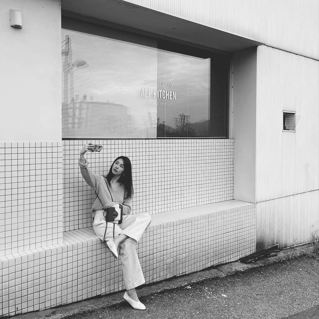 ユン・ウネのインスタグラム：「집..근처..뚜벅뚜벅  가을무드 🍂 🧥👜 💅  #ootd」