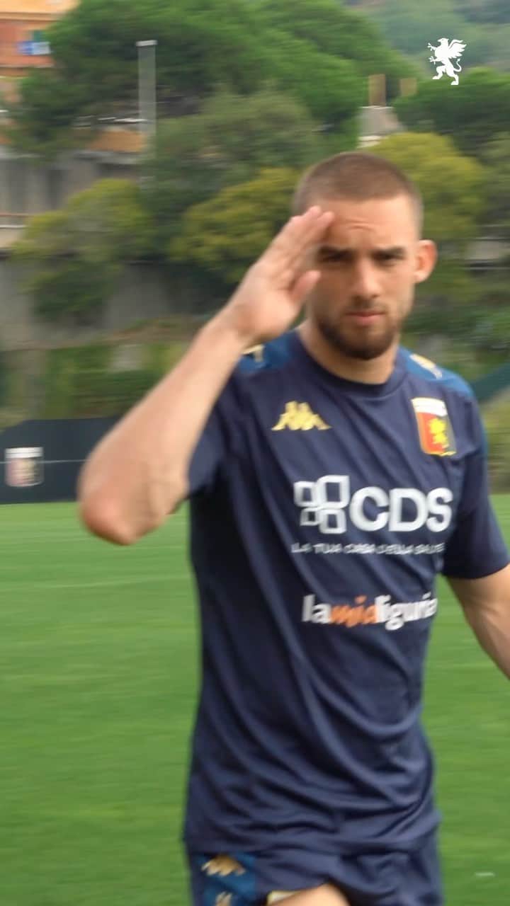 のインスタグラム：「👋 Buongiorno, nuovo giorno 🏋️‍♀️🔴🔵」