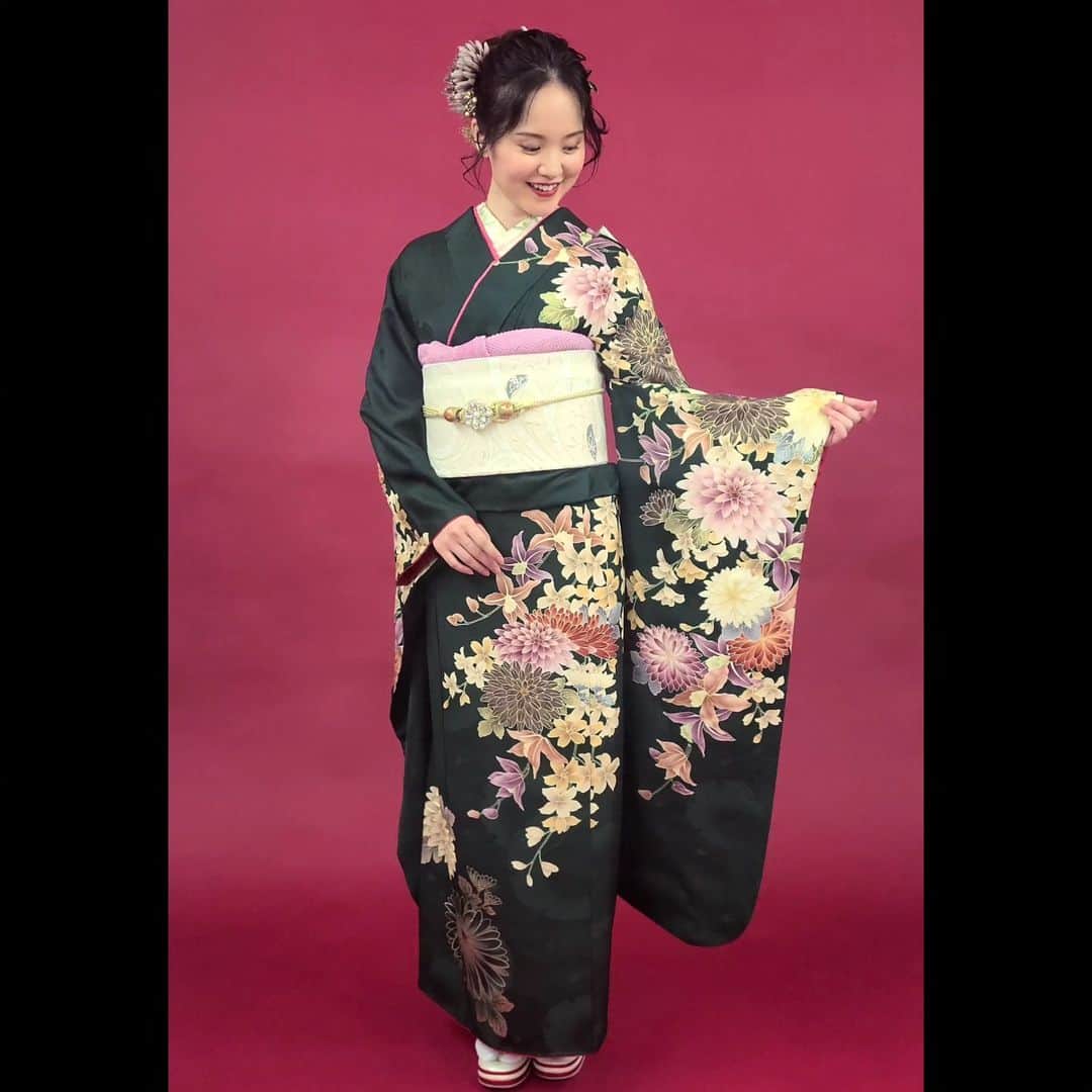 のインスタグラム：「百日草「はなよめ」10月号 発売中です。 ⁡⁡ 少し久々の着物撮影でした📸⁡⁡⁡ ⁡⁡ ⁡個人的にはブライダルの仕事でもドレスしか着てないので、和装の撮影したいです🥹 ⁡ ⁡#撮影 #振袖 #振袖ヘアアレンジ #着物 #着物コーディネート」