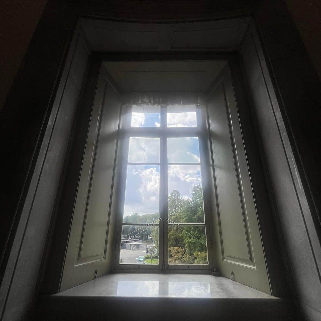 クリス智子さんのインスタグラム写真 - (クリス智子Instagram)「長い一日だった！いや、まだ終わっていない...笑。 電車を待ちながら、今日、目にご褒美だった、素敵な窓、惚れ惚れ建築、反芻中。よかったわぁ。。  #今日の窓 #窓愛  #上野 #国立博物館表慶館  #東京文化会館   #前川國男  #片山東熊」9月14日 21時14分 - chris_tomoko