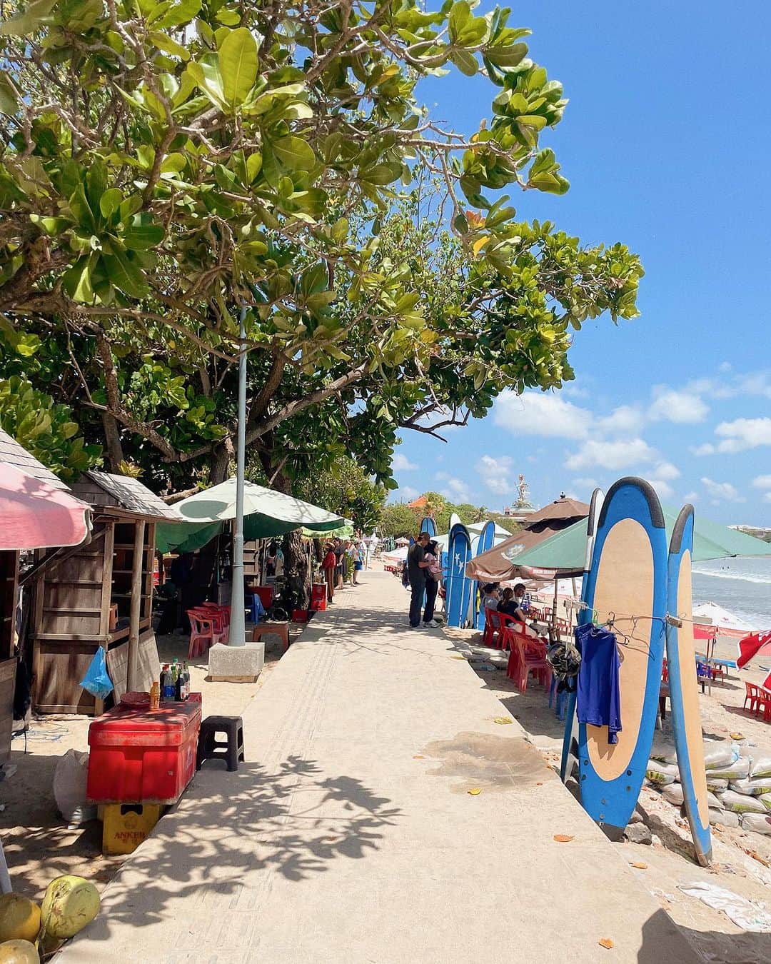 MEGさんのインスタグラム写真 - (MEGInstagram)「⌇kuta beach  #bali_megvlog   バリの海は場所によって全然雰囲気が違う。 朝、サーフィンやるならクタビーチ🏄  サンセットを見ながら、海沿いでご飯を食べたり🥂 Open / 10:00-22:45 📍 Boardwalk Restaurant Bali  クタは近くにショッピングモールやアイスクリーム屋さん、なんでもあるから楽しい。  #Kutabeach #baliisland #baliholiday #beach   #バリ島 #バリ島旅行 #クタビーチ #クタ」9月14日 21時07分 - _meg_7