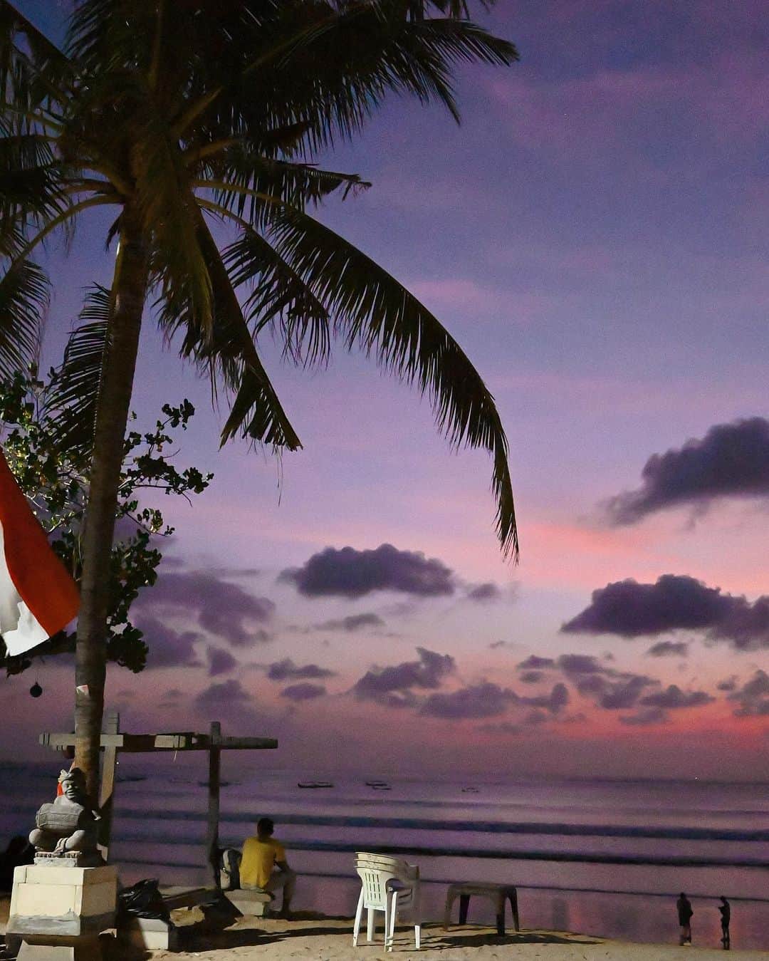 MEGさんのインスタグラム写真 - (MEGInstagram)「⌇kuta beach  #bali_megvlog   バリの海は場所によって全然雰囲気が違う。 朝、サーフィンやるならクタビーチ🏄  サンセットを見ながら、海沿いでご飯を食べたり🥂 Open / 10:00-22:45 📍 Boardwalk Restaurant Bali  クタは近くにショッピングモールやアイスクリーム屋さん、なんでもあるから楽しい。  #Kutabeach #baliisland #baliholiday #beach   #バリ島 #バリ島旅行 #クタビーチ #クタ」9月14日 21時07分 - _meg_7