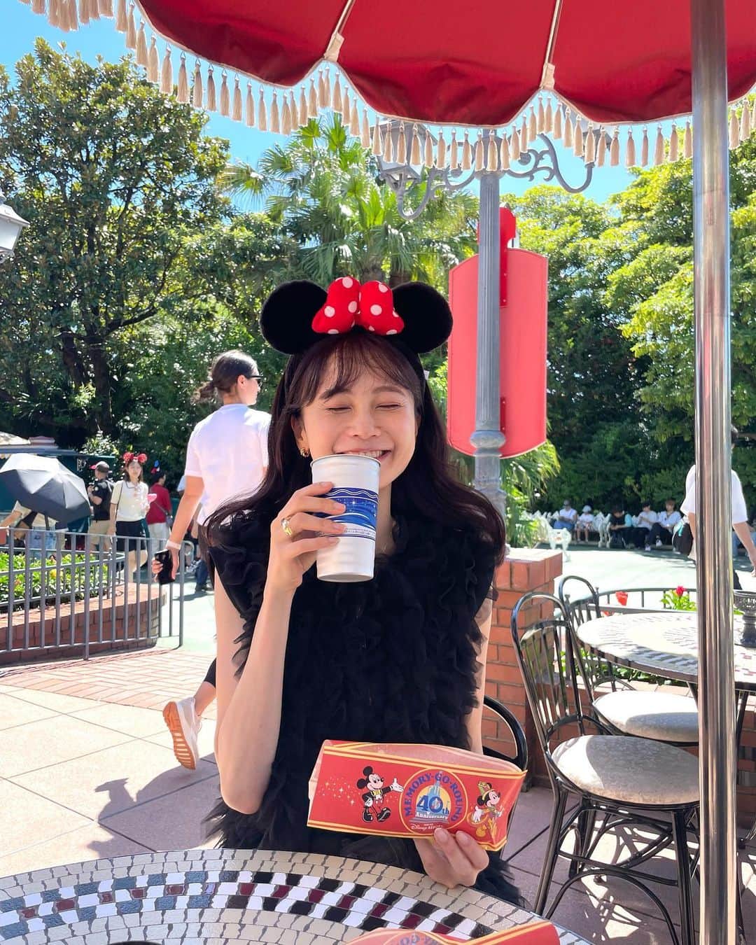 酒井結加のインスタグラム：「❤️❤️❤️  Happy Disney‼︎ だぁぁぁい好きな シンデレラにも会えちゃった🤍  #disney  #disneyland  #ディズニーランド #ディズニーハロウィン #ディズニーハロウィン2023 #東京ディズニーランド  #夢と魔法の国 #シンデレラ #ミニーちゃん #デイジー #ビール #🍻」