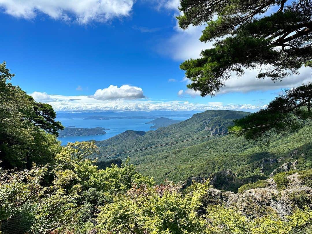 馬場ももこさんのインスタグラム写真 - (馬場ももこInstagram)「🌼 夏の思い出投稿させてね 岡山・香川に遊びに行ったよ✈️🚄 ⁡ 小豆島に行ったの！ 寒霞渓山のハート松ベンチ🌲 ハートに見えるかな？🫶 ⁡ もみじサイダー美味しかった🥤🍁 鷹取展望台も絶景だったなあ☺️癒された ⁡ #香川県#小豆島#寒霞渓山#夏」9月14日 21時09分 - momoko.baba