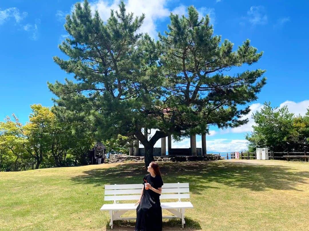 馬場ももこのインスタグラム：「🌼 夏の思い出投稿させてね 岡山・香川に遊びに行ったよ✈️🚄 ⁡ 小豆島に行ったの！ 寒霞渓山のハート松ベンチ🌲 ハートに見えるかな？🫶 ⁡ もみじサイダー美味しかった🥤🍁 鷹取展望台も絶景だったなあ☺️癒された ⁡ #香川県#小豆島#寒霞渓山#夏」