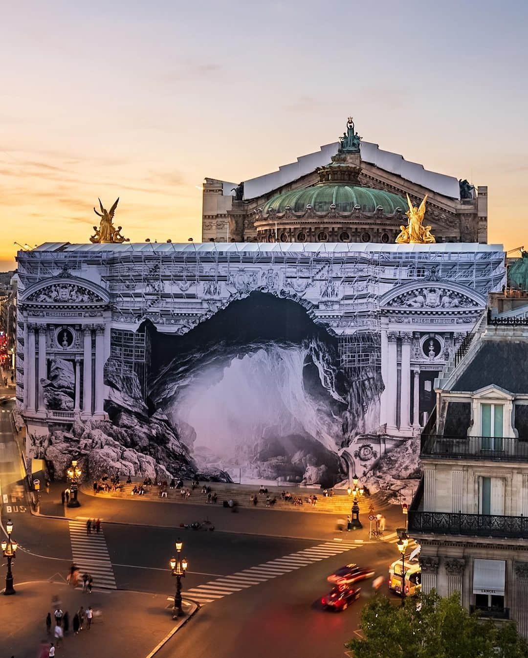 My Little Parisのインスタグラム：「Depuis le week-end dernier, @jr a dévoilé sa dernière installation monumentale sur la façade de l’Opéra de Paris, actuellement en travaux. On y voit une “caverne” qui sera la scène d’extraits d’œuvres lyriques projetées les 16 et 17 septembre en libre accès au public.   🇬🇧: Over the weekend, @jr unveiled his latest monumental installation on the façade of the Paris Opera, currently under renovation. It shows a "cavern" which will be the stage for excerpts from lyrical works projected on September 16 and 17, freely accessible to the public.  (📸: @raphaelmetivet)」