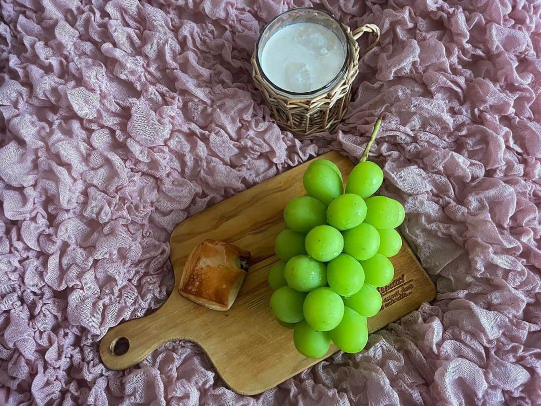 近藤夏奈さんのインスタグラム写真 - (近藤夏奈Instagram)「⁡ ⁡ 大好きなフルーツの季節💚🍇 #シャインマスカット . ⁡ 玲生(LEO)👶🏻がお腹にいた、去年の今頃は 岡山の市場まで買いに行ったな〜💭笑 とにかく甘い物が食べたかった、懐かしい。笑 ⁡ 夏の思い出を振り返りつつ、食欲の秋の毎日🫣🍂🍽️ . .」9月14日 21時15分 - kana_kondo_official_