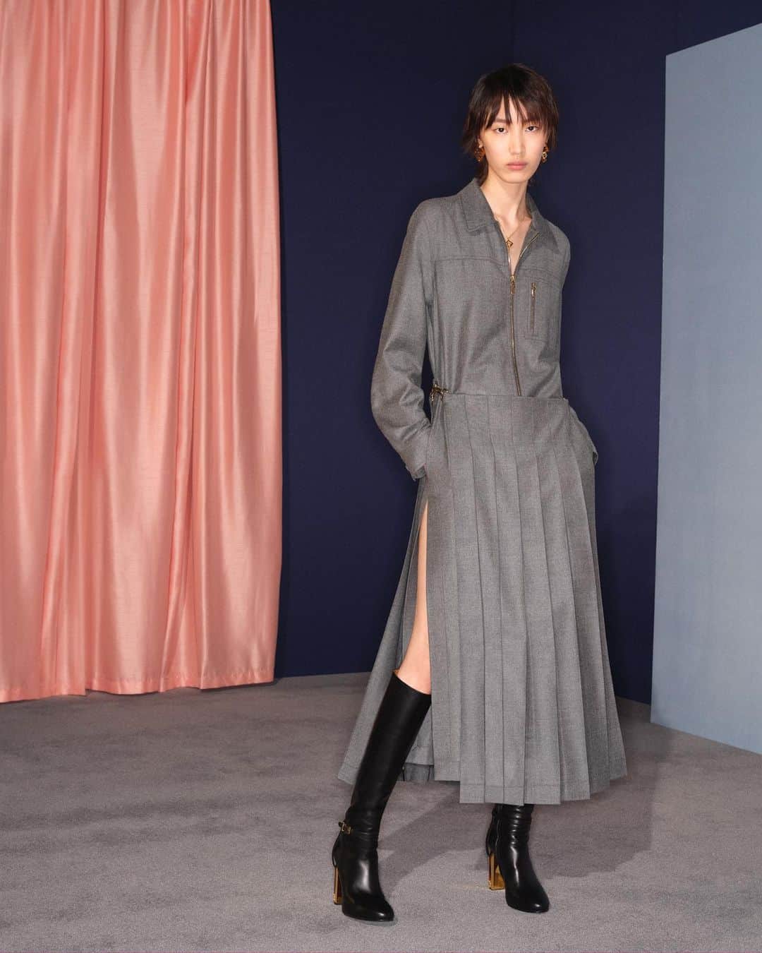 のインスタグラム：「Kim Jones' exploration of utilitarian elements and archival styles meets a timeless iteration of the #FendiPeekaboo.  Artistic Director of Couture and Womenswear: @mrkimjones  Artistic Director of Accessories and Menswear: @silviaventurinifendi  Artistic Director of Jewellery: @delfinadelettrez   Photography: @johnnydufort   Styling: @themelanieward Hair: @benjaminmullerhair  Makeup: @lynseyalexander   Casting: @shelleydurkancasting  Set Design: @maxbellhouse  Model: Xiru Yang」