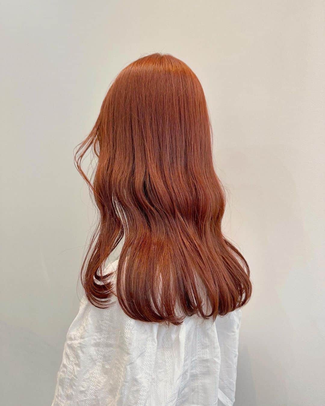 Momoのインスタグラム：「. オレンジ🍊🧡 .  . ✔️画像を保存してカウンセリングの 時にみせてください♡♡ .  イメージを変えたいけど短くするのも ブリーチをするのも勇気がいる🥺 . そんな方にも幅広くその方にあった提案 をさせて頂き一緒におしゃれを楽しみましょう♡ . ブリーチカラーは【ケアブリーチ】を 推奨しております♡ . ケアブリーチは従来よりも髪の毛への ダメージが94%cutされます！ . ブリーチなしのダブルカラーも 提案させて頂きますのでぜひご相談ください♡ . 12／3から 新店舗　GARD/ëN (ガーデン／エン) がopen♡♡ . 場所は表参道♡♡ 新しいこだわりのつまったお店で ぜひお会いできるのを楽しみに お待ちしております♡♡ . . ご予約はTOPからご予約サイト に飛べます✈︎♡(料金もそちらを参考に) . ご新規様も喜んでお待ちしております♡ . お電話.DMからも受け付けております♡ (DMは返信が遅くなる可能性が ございますのでそちらご了承下さい🙇‍♀️)  . .  〒150-0001 東京都渋谷区神宮前5-39-2 2F . TEL☎︎ 03-6712-5995 . 表参道駅から徒歩5分🚶🏼‍♀️(A1出口) ( 銀座線/千代田線/半蔵門線 ) . . 月 定休日 火・水　11:00〜20:00 木・金　12:00〜20:30 土　10:00〜19:00 日　10:00〜19:00 祝　10:00〜19:00 . . ぜひ、ご予約お待ちしてます♡♡ . codeアカウントはこちら   @__cd.momo____________ ♡ . ぜひフォローしてください♡ .」