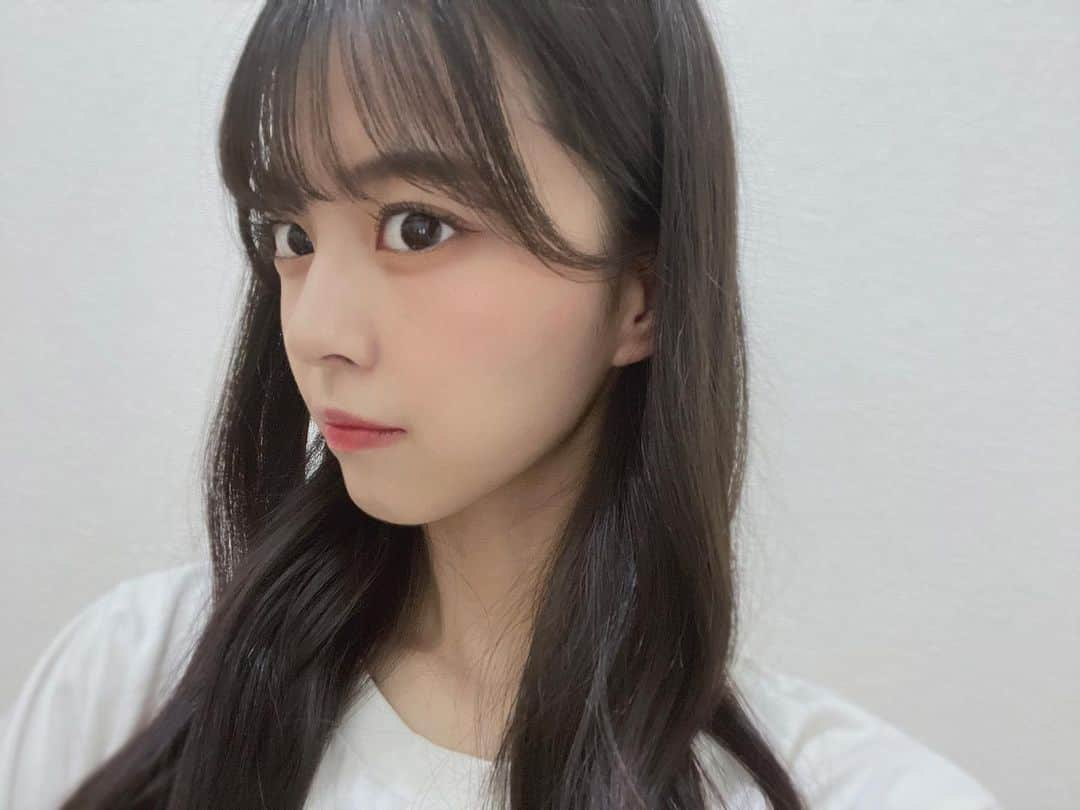 桜田彩叶のインスタグラム：「あんまり載せない画角で撮った〜 🫧  新しいリップ使った 🍒   #アイドルヘア  #部屋着  #gelatopique」