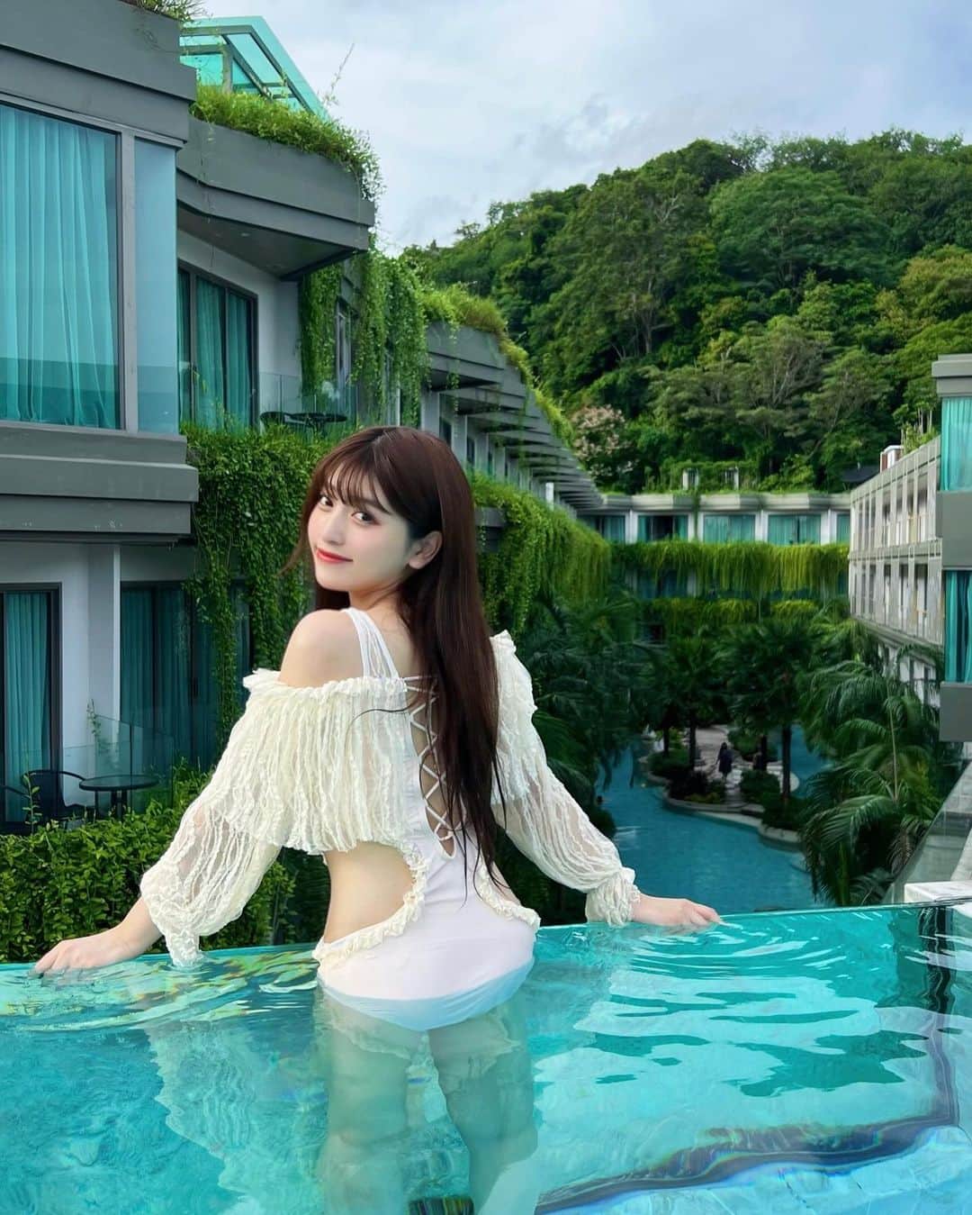 のインスタグラム：「水着投稿はおそらく初めて👙  ここのホテルの雰囲気めちゃめちゃ好みだった〜🌴」