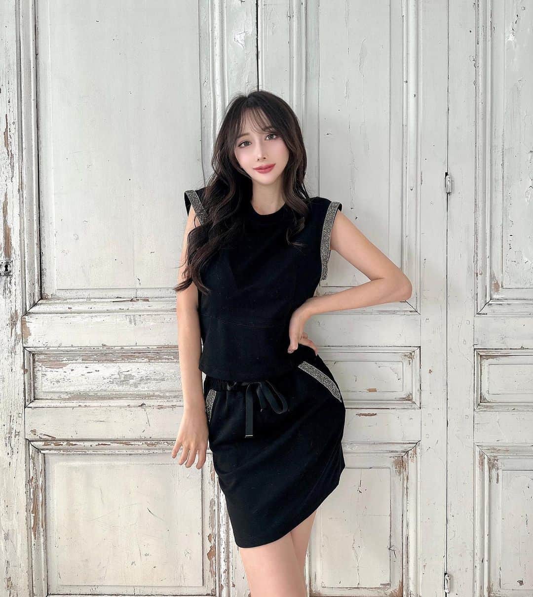 のインスタグラム：「𝐑𝐚𝐧𝐝𝐲でお姉さん風𝐜𝐨𝐝𝐞🕯️॑⸜⋆*  着心地が良すぎて生地が柔らかくて 触り心地も抜群。 さりげなく肩とポケットに着いてる ビジューが可愛くてカジュアルにも キレイめコーデにでも使い分けれてる ︎︎︎︎☑︎お気に入りの万能アイテム  #randy #randyonline  #デートコーデ #オシャレコーデ  #黒コーデ #セットアップコーデ  #モテコーデ #お姉さんコーデ」