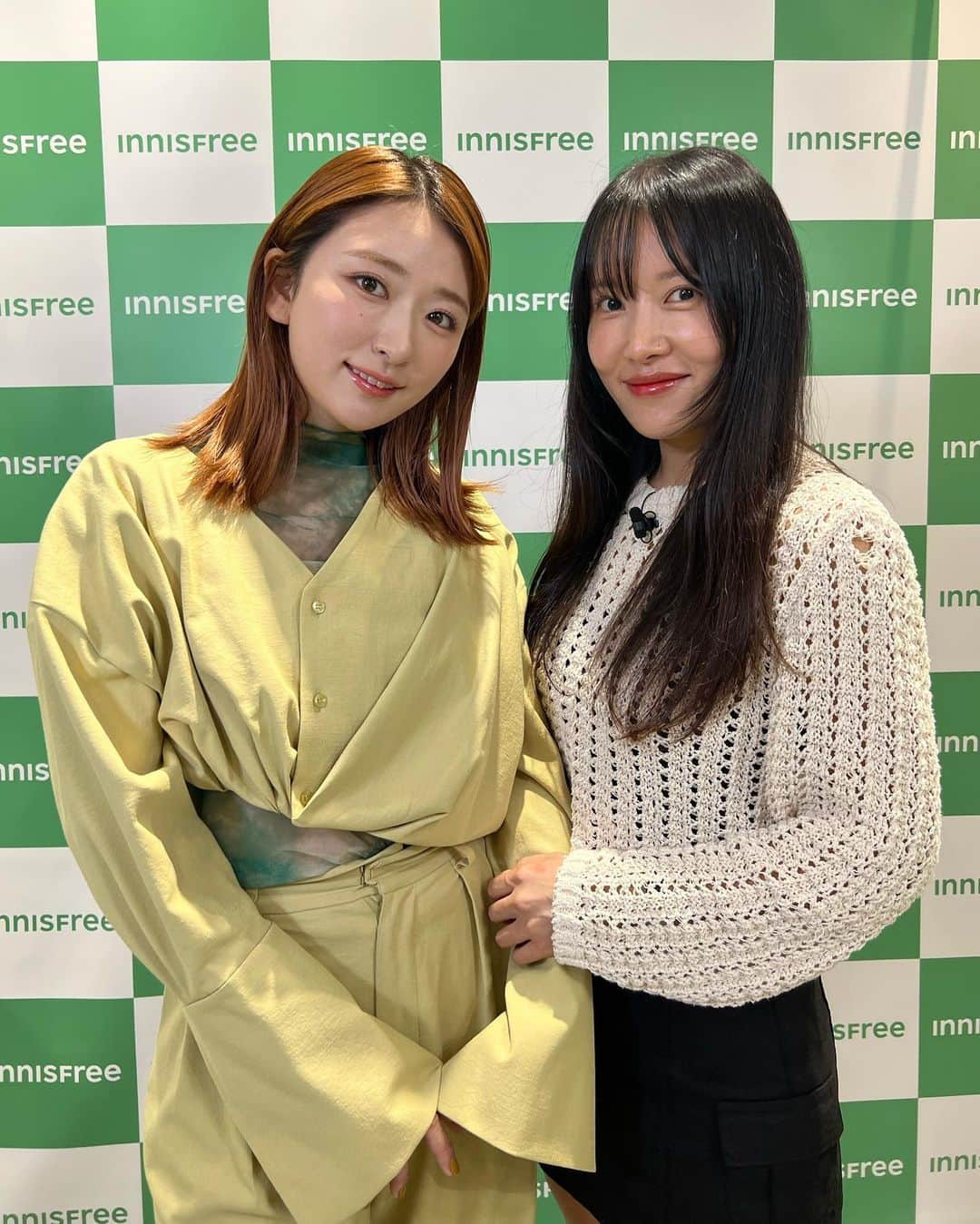 にこのインスタグラム：「表参道で開かれてる イニスフリーさんの期間限定POPUPに 一足先にお邪魔してきました🥺✨  ビューティ系にご招待頂くの 憧れだったからめちゃくちゃ嬉しいし 初めてが普段から鬼リピートしてるイニスフリーさんっていうのがもう泣ける オトンオカン産んでくれてありがとう  肌診断とかタッチアップの色んな体験型のブースがあって、楽しい空間だったよ🫣🧡  そして今回はなんと名だたるk-popアイドルのメイク担当をされているソ・オク先生にメイクをしていただきました😵 「これが、、、私？」って漫画みたいに呟きました  イニスフリーはリブランディングをして、 ロゴやパッケージだけじゃなくて アイテムの処方も進化中なんだって！ 実はリブランディングされてから速攻私も買いました🫡  9/16〜10/8までの開催なので、 ぜひみんなも遊びに来てみてね🥰  #イニスフリー #イニスフリー表参道POPUP #朝ビタ夜レチ #PR」