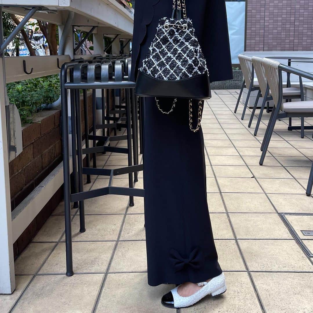 木本泉のインスタグラム：「- 今日は新作のセットアップで🖤  またまた楽ちんで可愛いお洋服🫧  朝から気のおける友人とお喋り💛 私の話をいつも、うんうんと優しく聞いてくれる優しい友人⭐️ いつも、ありがとう！」