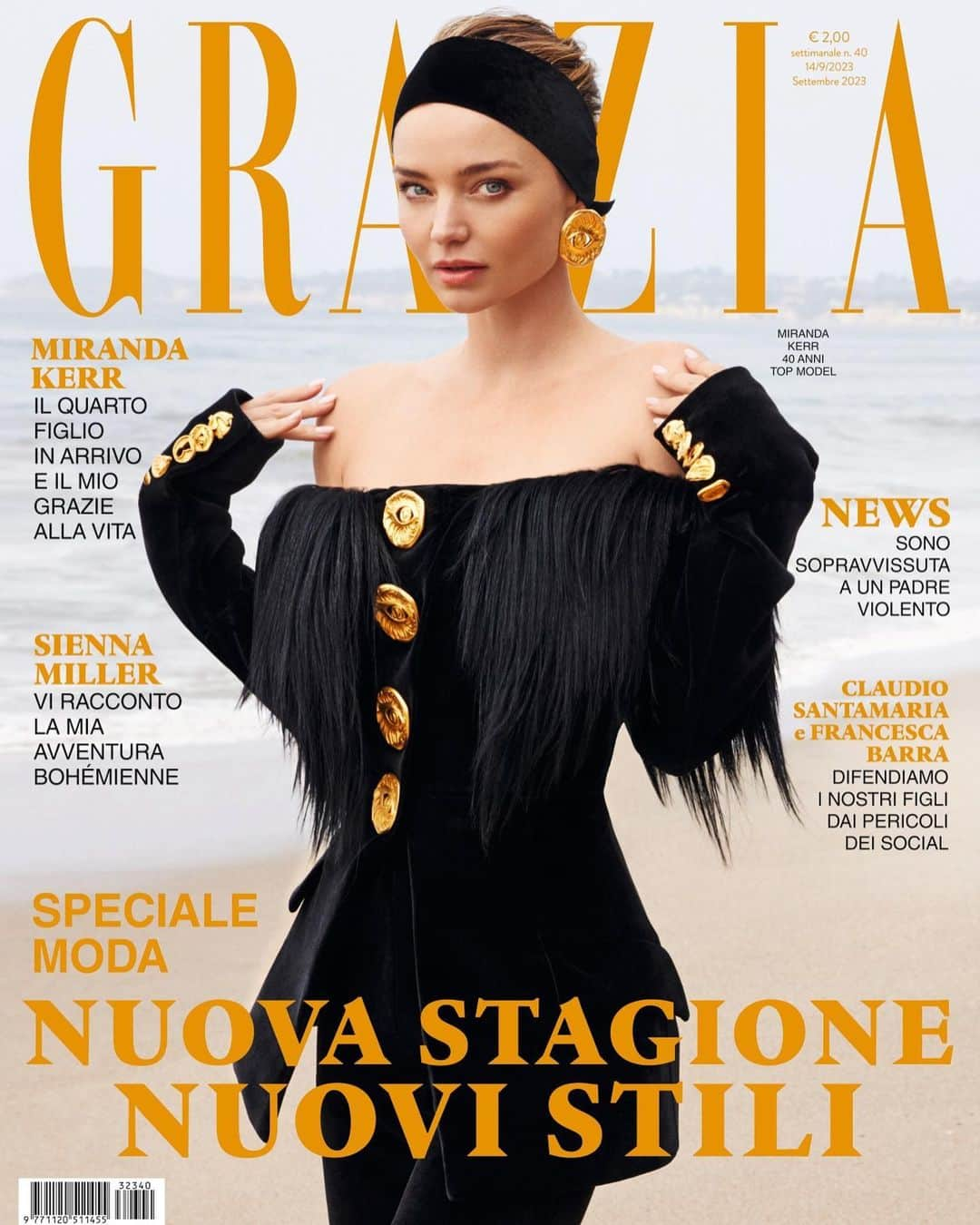 ミランダ・カーのインスタグラム：「Miranda Kerr è la star di copertina di Grazia, in edicola e app da oggi. Per Grazia posa sulla spiaggia di Malibu, a Los Angeles, e l’oceano fa da sfondo alla sua bellezza ipnotica. Kerr è cresciuta in una fattoria australiana dove dai nonni ha imparato a cucinare ciò che coltivavano nel loro orto. A soli 13 anni ha debuttato nel mondo della moda e da allora ha calcato le passerelle più importanti. Oggi è un’imprenditrice che ha fondato il suo marchio di skincare biologico certificato @KoraOrganics e scrive libri per aiutare le adolescenti a realizzare i propri sogni. Ha annunciato di aspettare il quarto figlio e a Grazia dice: «È una benedizione essere di nuovo incinta. La famiglia intera è emozionantissima all’idea di accogliere un altro maschietto». Nell’intervista racconta quanto si senta responsabile del futuro in cui cresceranno i suoi bambini e ringrazia le donne della sua famiglia da cui ha ereditato la forza di non arrendersi mai e a “lasciare risplendere la luce”.   Miranda Kerr is @grazia_it cover star on this week’s issue available on newsstands and app. For Grazia she poses on the Malibu beach in Los Angeles with the ocean as a background to her hypnotic beauty. Kerr grew up on an Australian farm where she learned from her grandparents to cook what they were growing in their organic vegetable garden. At 13 she first debuted in fashion and since then she walked the most important runways in the world. Today she is an entrepreneur and founded her own certified organic skincare brand @KoraOrganics and is an author of books to help teenagers to reach for their dreams. She announced on social media that she is pregnant with her fourth child: «It’s a blessing to be pregnant again. The whole family is very excited to be welcoming another baby boy». In the interview she says how responsible she feels for her kids’ future and she thanks the women in her life from whom she inherited the strength to never give up and “let her little light shine”.  Intervista @fedi_volpe  Foto @veronicasams Stylist @orettac Hair @ericka_verrett  Makeup @hollysilius Props @lennadanielle_ Cinematographer @rchann Producer @alejandramunozg Assistente Stylist @jesuisallegra_」