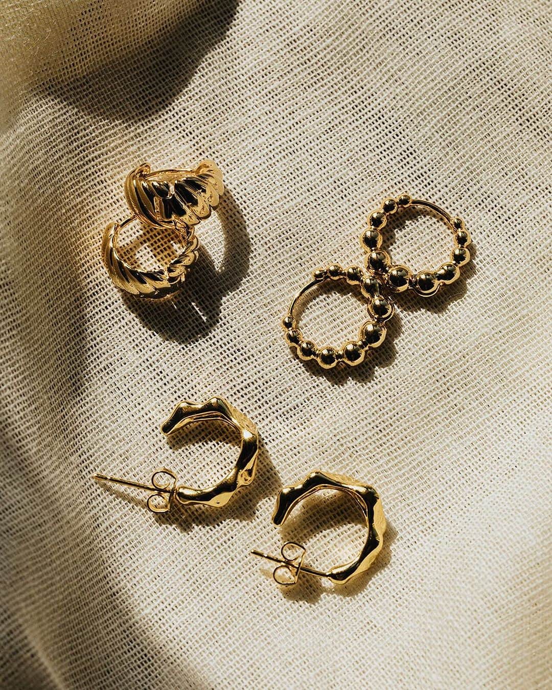 オレリアのインスタグラム：「Your autumn outfits start here 🍂shop new season 18k gold plated hoops ✨」