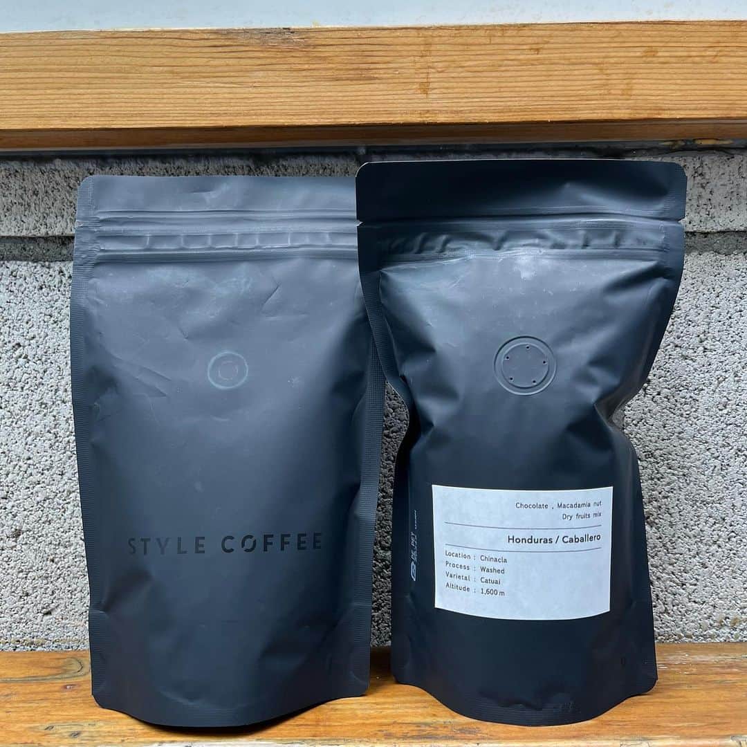 のインスタグラム：「【ABOUT LIFE COFFEE BREWERS 道玄坂】  HONDURAS of @stylecoffee_kyoto becomes sold out soon!  @stylecoffee_kyoto のHONDURASがまもなく終売となります！ チョコレートのような甘さとジューシーさも兼ね揃えたホンジュラス、最後に是非〜👌  HONDURAS🇭🇳/ Caballero  Location : Chinacla Varietal :  Catuai Process : Washed Altitude : 1600m  Flavor Note : Chocolate, Macadamia nut, Dry fruits mix  🚴dogenzaka shop 9:00-18:00(weekday) 11:00-18:00(weekend and Holiday) 🌿shibuya 1chome shop 8:00-18:00  #aboutlifecoffeebrewers #aboutlifecoffeerewersshibuya #aboutlifecoffee #onibuscoffee #onibuscoffeenakameguro #onibuscoffeejiyugaoka #onibuscoffeenasu #akitocoffee  #stylecoffee #warmthcoffee #aomacoffee #specialtycoffee #tokyocoffee #tokyocafe #shibuya #tokyo」