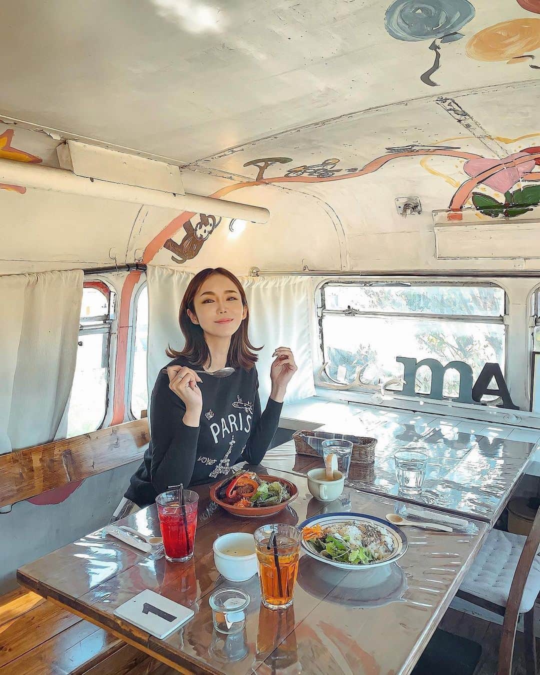 ジェットスター航空さんのインスタグラム写真 - (ジェットスター航空Instagram)「行きたい！と思ったら【😋】をコメント！ “次に行きたい”が見つかる#jettabi_japan #愛知編 ★ロンドンバスのレストラン🇬🇧　#びすとろmaru   愛知県犬山市にある「びすとろMARU」は、1960年代のロンドンバスを改造した可愛らしいレストラン🍽 1階がキッチン、2階が客席になっています👨🏼‍🍳🌿   メニューは無農薬野菜や三河湾の魚介、自家製のハムやベーコンなど、こだわりの食材をふんだんに使ったものが多く、選ぶのに迷ってしまいそう🤤 窓の外にはのどかな田舎の風景が広がり、ゆったりとした雰囲気の中で南欧地中海料理をいただけるんでスター✨ 日が暮れてライトアップされると、まるで隠れ家のような雰囲気の中でお食事やお酒を楽しむことができ、心も満たされる時間を過ごせること間違いなし🥂   「びすとろMARU」ので絶品料理に舌鼓を打って食欲の秋を満喫してみては？🍋🍴   【びすとろMARU】 📍  愛知県犬山市五郎丸東1-108-1 ご利用の際は事前予約をお願いします。   -------------------------------------------- ／ 📣ジェットスターなら、名古屋（中部）まで ＼ ✈︎福岡から 片道¥5,490〜 ✈︎沖縄（那覇）から 片道¥5,080〜   --------------------------------------------   ジェットスター・ジャパン公式アカウント（@jetstar_japan）では「“次に行きたい”が見つかる」をテーマに就航地の魅力をご紹介✈️⭐️「#jettabi_japan」をつけて、皆さんのFun&Happyな旅の思い出をぜひご投稿ください！素敵なお写真は、公式アカウントでご紹介させていただきます♪   ⭐️Special thanks📸 by @yumi.sweet25（1~4枚目） / @arisamaaaa（5枚目） --------------------------------------------   ※運賃はエコノミークラス「Starter」。支払手数料、空港使用料等が別途必要です。受託手荷物の料金は含まれません。諸条件が適用されます。 ※就航地のご紹介内容に関する最新情報は、下記の参照サイト等でご確認ください。 -------------------------------------------- 【参照サイト】 びすとろMARU公式サイト、犬山市観光協会公式サイト --------------------------------------------   #愛知 #愛知観光 #愛知旅行 #ジェットスター #jetstar #jetstar_japan #LCC #飛行機 #trip #旅好きな人と繋がりたい #犬山市 #犬山 #国内旅行 #aichiprefecture #コスパ旅 #女子旅 #インスタ映え #ロンドンバス #犬山グルメ #犬山ランチ #愛知グルメ #愛知デート #隠れ家レストラン #食欲の秋 #秋旅行」9月14日 18時00分 - jetstar_japan